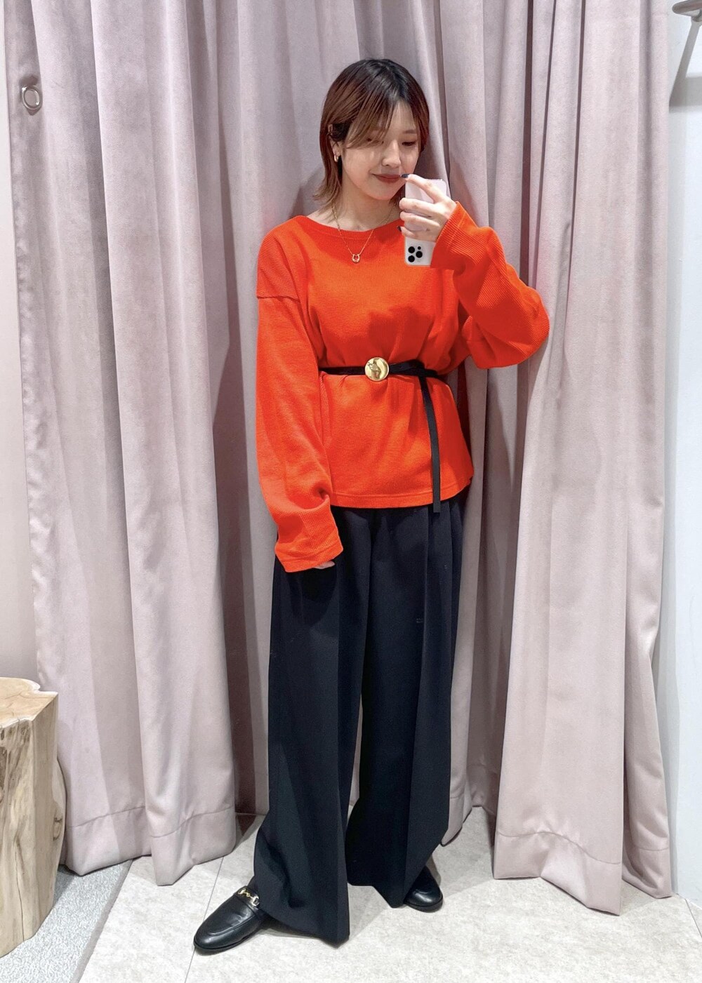 「ベルト、ローファー、Miller、ワイドパンツ、パンツ、24SS、リラックス、ADAM ET ROPÉ、FEMME、カラーコーデ、シンプルコーデ、大人かわいい、きれいめカジュアル、ファッションを楽しもう、着回しコーデ」｜「MILLERの【Miller for ADAM ET ROPE'】別注WAFFLE L/S TEE（Tシャツ/カットソー、レッド系）」を使った、matsumuraさん（レディース・160cm）の冬コーディネートの2枚目の写真