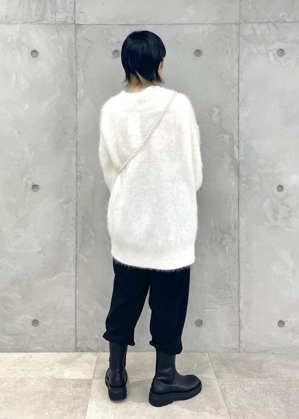 「ブーツ、ロンT、パンツ、ブラック、ショルダーバッグ、ミニ、ポシェット、クルーネック、ADAM ET ROPÉ、FEMME、SDGs、サステナブル、骨格ウェーブ、骨格ナチュラル、イエベ」｜「TANGTANGの【TANGTANG】GASATANG Tee（Tシャツ/カットソー、ホワイト系）」を使った、matsumuraさん（レディース・159cm）の夏コーディネートの4枚目の写真