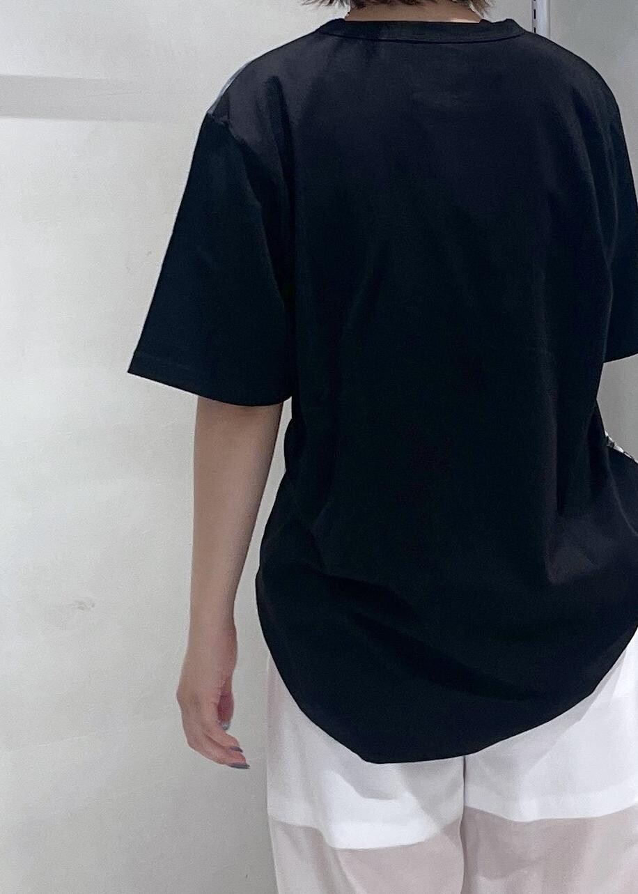 「アニエスベー、ビーチサンダル、チェーンバッグ、シルバー、ブラック、ホワイト、Tシャツ、半袖、クルーネック、ワイド、フラット、初夏コーデ、夏コーデ、お出かけコーデ、旅行コーデ」｜「ADAM ET ROPE'のストラップビーチサンダル（サンダル、シルバー系）」を使った、matsumuraさん（レディース・160cm）の夏コーディネートの6枚目の写真
