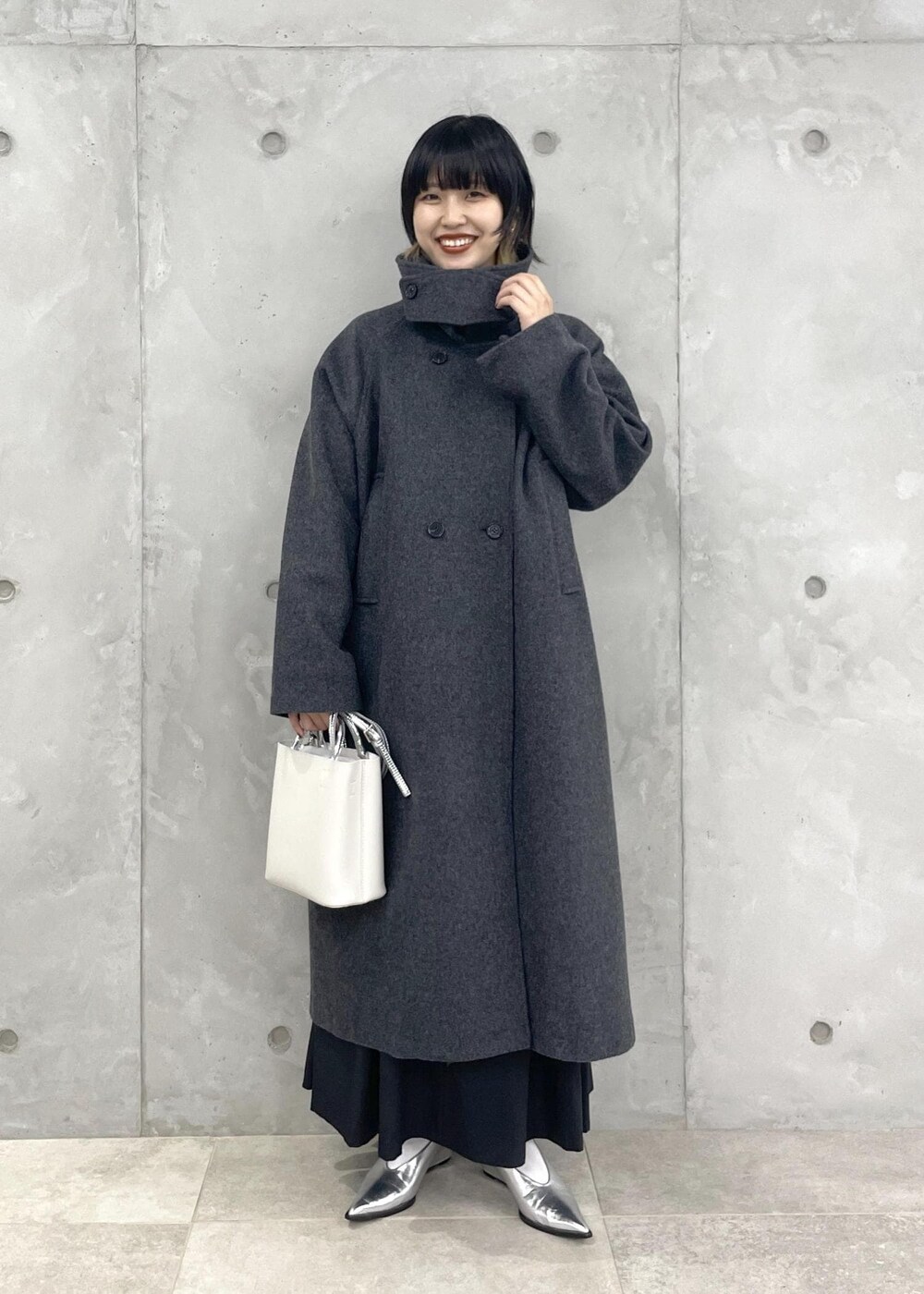 「シルバー、ハンドバッグ、グレー、長袖、ロング、コート、オーバーサイズ、ロング丈、チャコールグレー、クルーネック、ポインテッドトゥ、ヒール、ADAM ET ROPÉ、ウールコート、キレイめカジュアル」|「ADAM ET ROPE'のダブルポケット2wayバッグ(ショルダーバッグ、ホワイト系)」を使った、matsumuraさん(レディース・159cm)の夏コーディネートの5枚目の写真