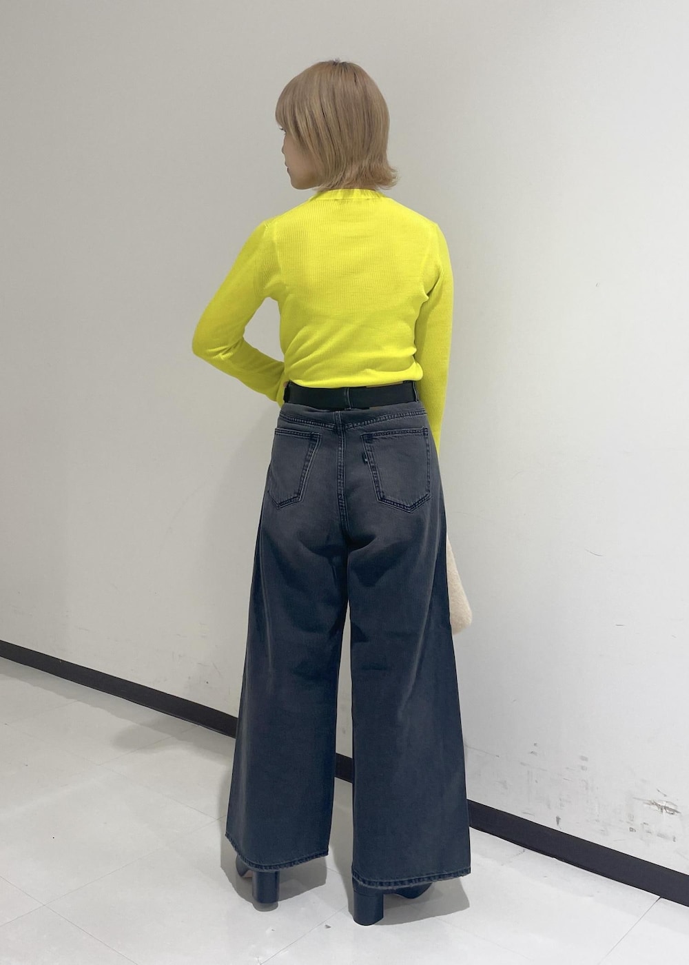 「ブラックデニム、ワイドパンツ、ブーツ、ベルト、イエロー、デニム、ADAM ET ROPÉ、カジュアル、大人カジュアル、秋服まるっと大公開、差し色、キレイめカジュアル、フレアスリーブ」|「ADAM ET ROPE'の【サステナブル】スクエアバックルレザーベルト(ベルト、ブラック系)」を使った、matsumuraさん(レディース・159cm)の秋コーディネートの3枚目の写真