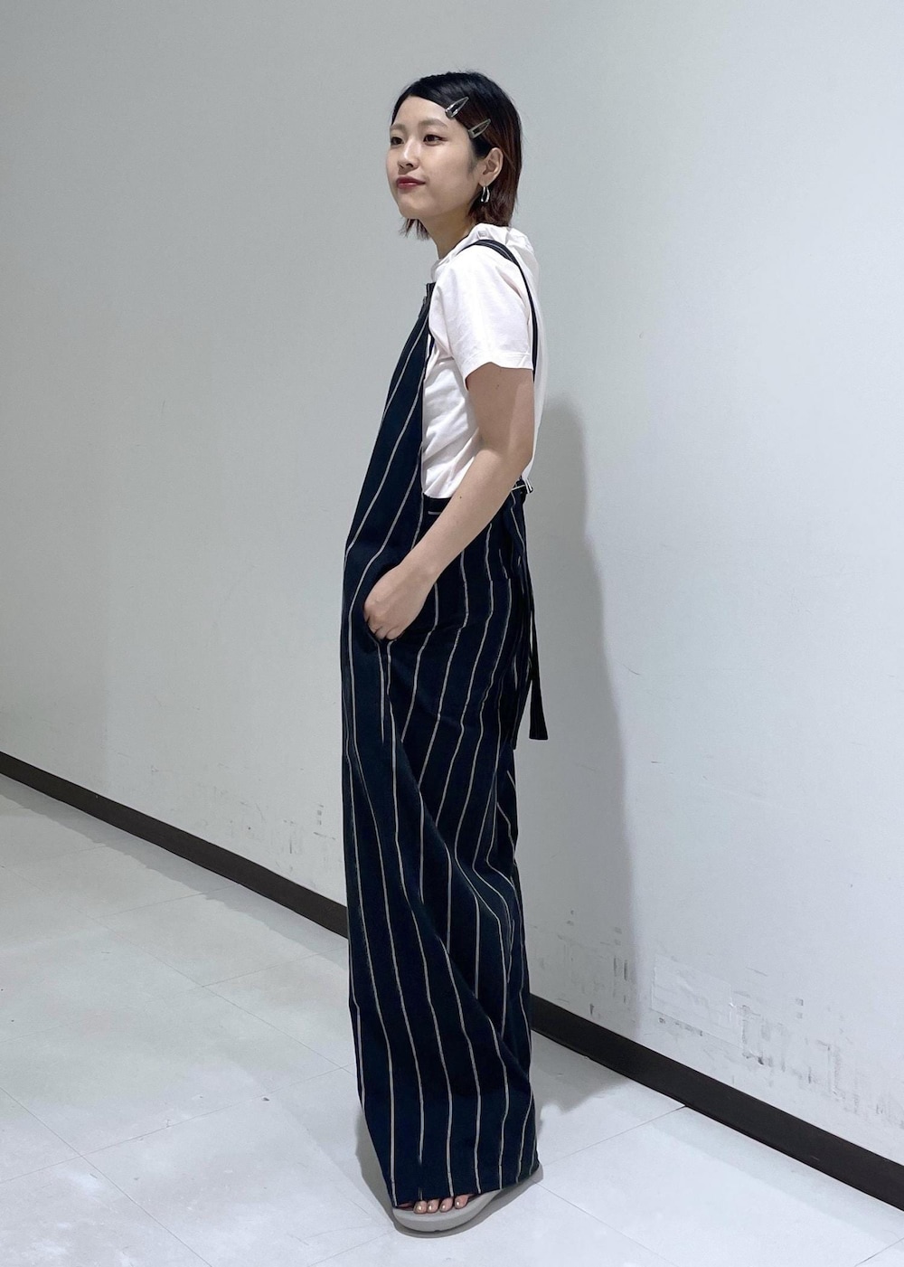 「レミリーフ、トーアンドトー、Tシャツ、半袖、ネイビー、ストライプ、オールインワン、サロペット、オーバーオール、夏だ！Tシャツ着よう！、ラクチンコーデ、オトナカジュアル、夏ファッション、休日スタイル、夏」｜「ADAM ET ROPE'の《環境配慮》フロントジップサロペット（サロペット/オーバーオール、ブラック系）」を使った、matsumuraさん（レディース・160cm）の夏コーディネートの3枚目の写真