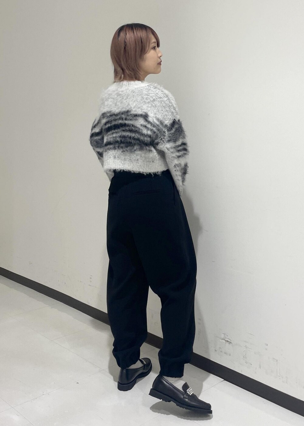 ブラック系のボストンバッグ、ブラック系のローファーを着用したレディースの冬コーディネートの4枚目の写真