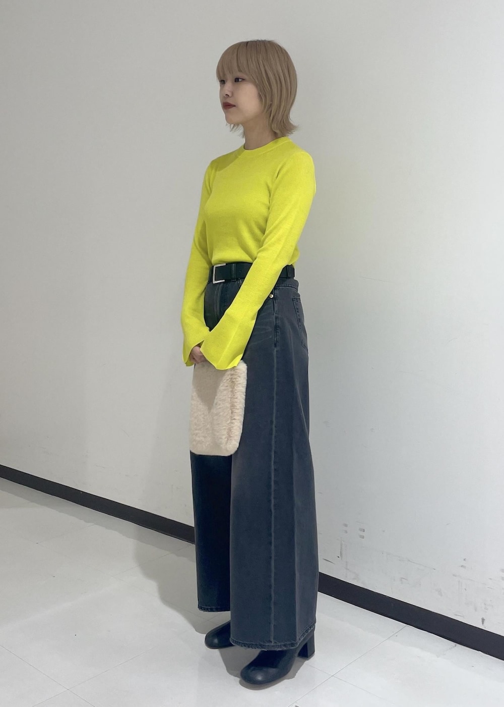 「ブラックデニム、ワイドパンツ、ブーツ、ベルト、イエロー、デニム、ADAM ET ROPÉ、カジュアル、大人カジュアル、秋服まるっと大公開、差し色、キレイめカジュアル、フレアスリーブ」|「ADAM ET ROPE'の【サステナブル】スクエアバックルレザーベルト(ベルト、ブラック系)」を使った、matsumuraさん(レディース・159cm)の秋コーディネートの2枚目の写真