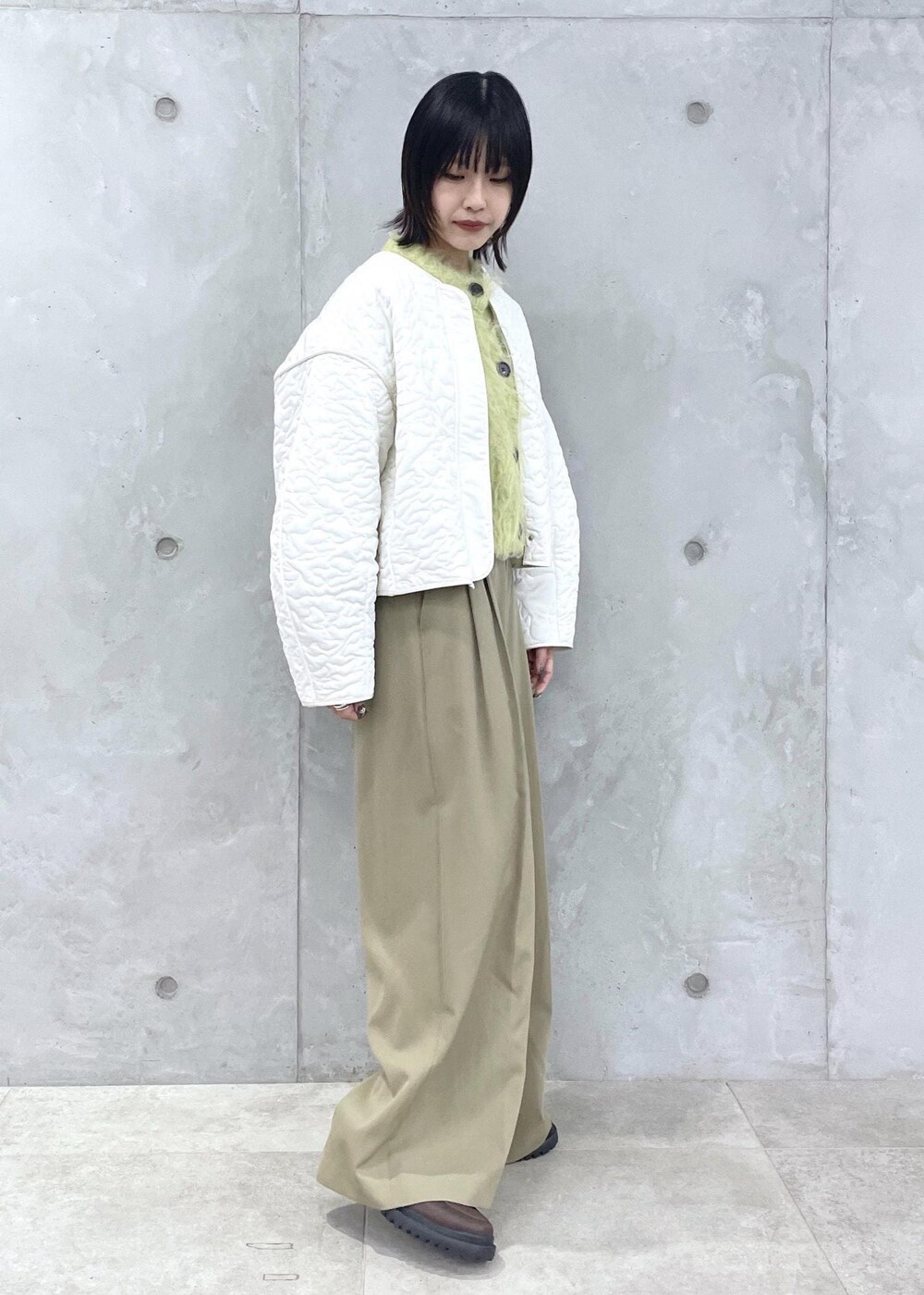 ブラウン系のローファー、グリーン系のカーディガン/ボレロ、グリーン系のスラックスを着用したレディースの冬コーディネートの6枚目の写真