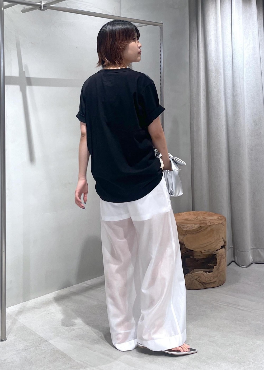 「アニエスベー、ビーチサンダル、チェーンバッグ、シルバー、ブラック、ホワイト、Tシャツ、半袖、クルーネック、ワイド、フラット、初夏コーデ、夏コーデ、お出かけコーデ、旅行コーデ」｜「ADAM ET ROPE'のストラップビーチサンダル（サンダル、シルバー系）」を使った、matsumuraさん（レディース・160cm）の夏コーディネートの4枚目の写真