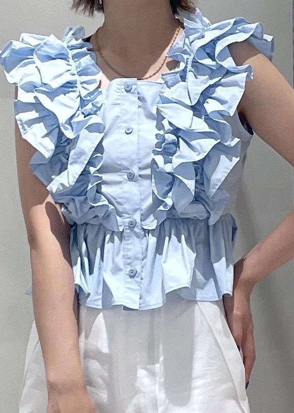 ブラック系のパンプス、ホワイト系のその他パンツ、ブルー系のシャツ/ブラウスを着用したレディースの夏コーディネートの4枚目の写真