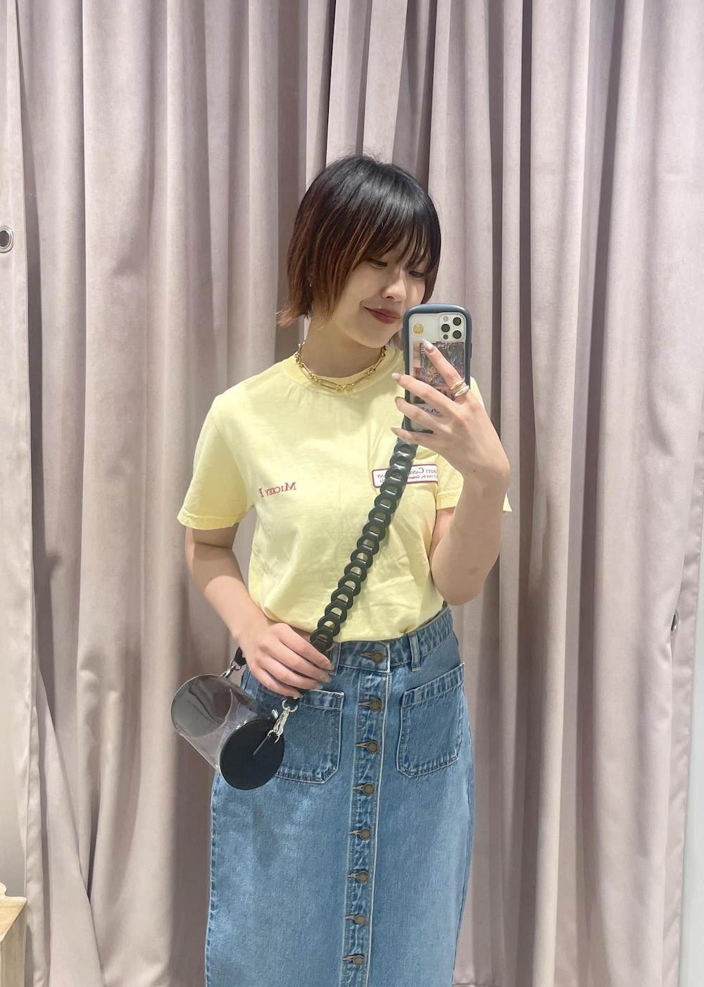 「クリアバッグ、ネックレス、デニムスカート、ローラス、パロットキャンバス、24SS、24SS春の新作、24SS夏の新作、ショルダーバッグ、ゴールド、ショルダー、Tシャツ、半袖、クルーネック、イエロー」｜「ADAM ET ROPE'の【LES BIJOUX】MIXチェーンネックレス（ネックレス、ゴールド系）」を使った、matsumuraさん（レディース・160cm）の夏コーディネートの4枚目の写真