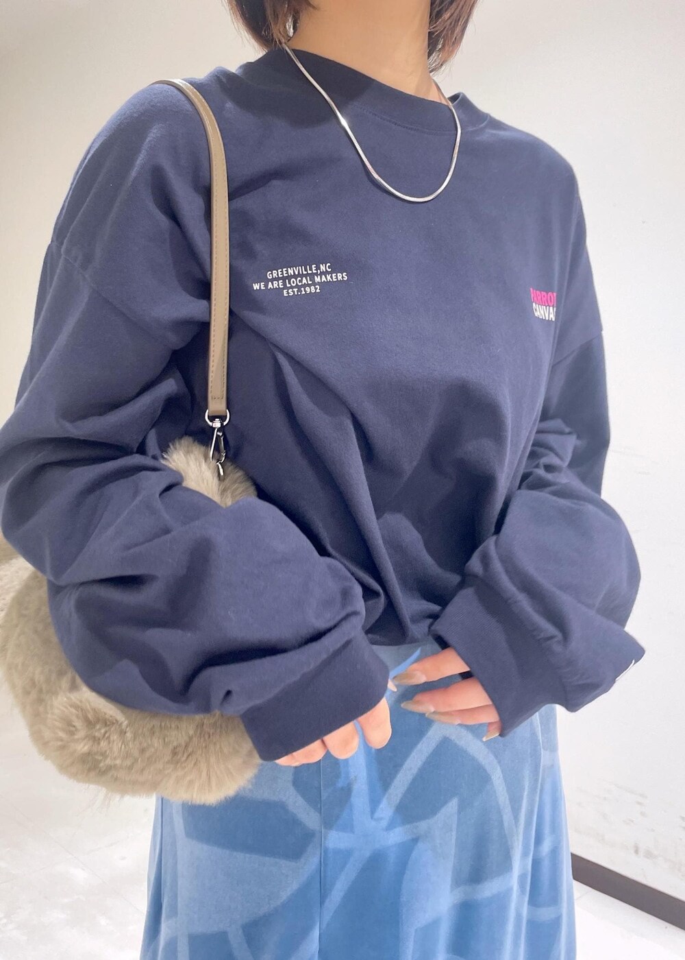 シルバー系のブーツ、ブルー系のスカートを着用したレディースの夏コーディネートの10枚目の写真