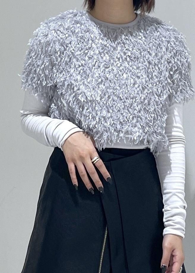 シルバー系のサンダル、グレー系のTシャツ/カットソー、ブラック系のスカートを着用したレディースの夏コーディネートの7枚目の写真