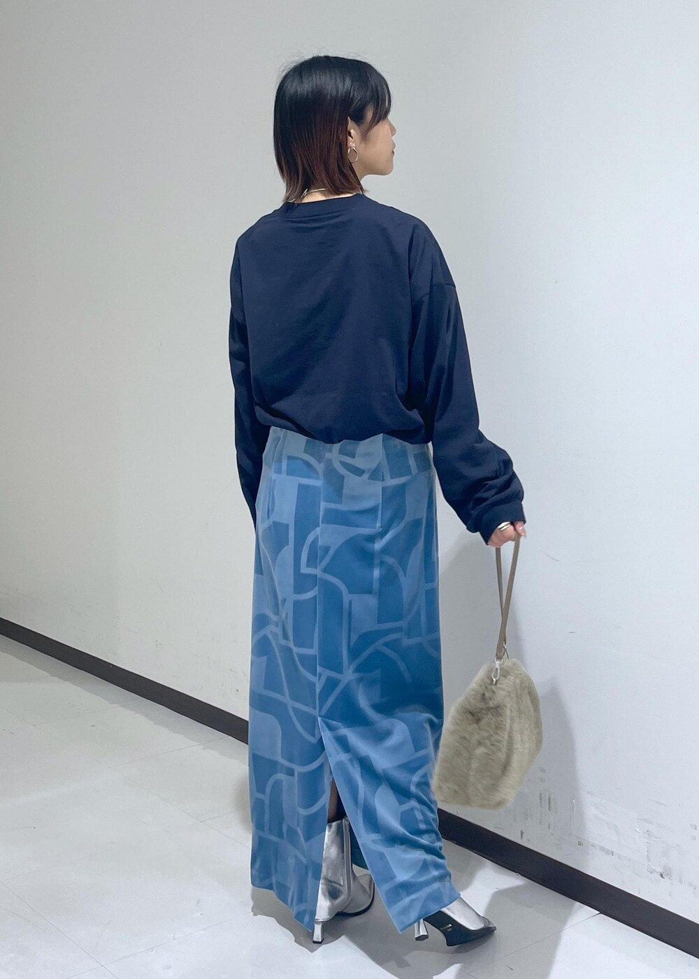 シルバー系のブーツ、ブルー系のスカートを着用したレディースの夏コーディネートの5枚目の写真