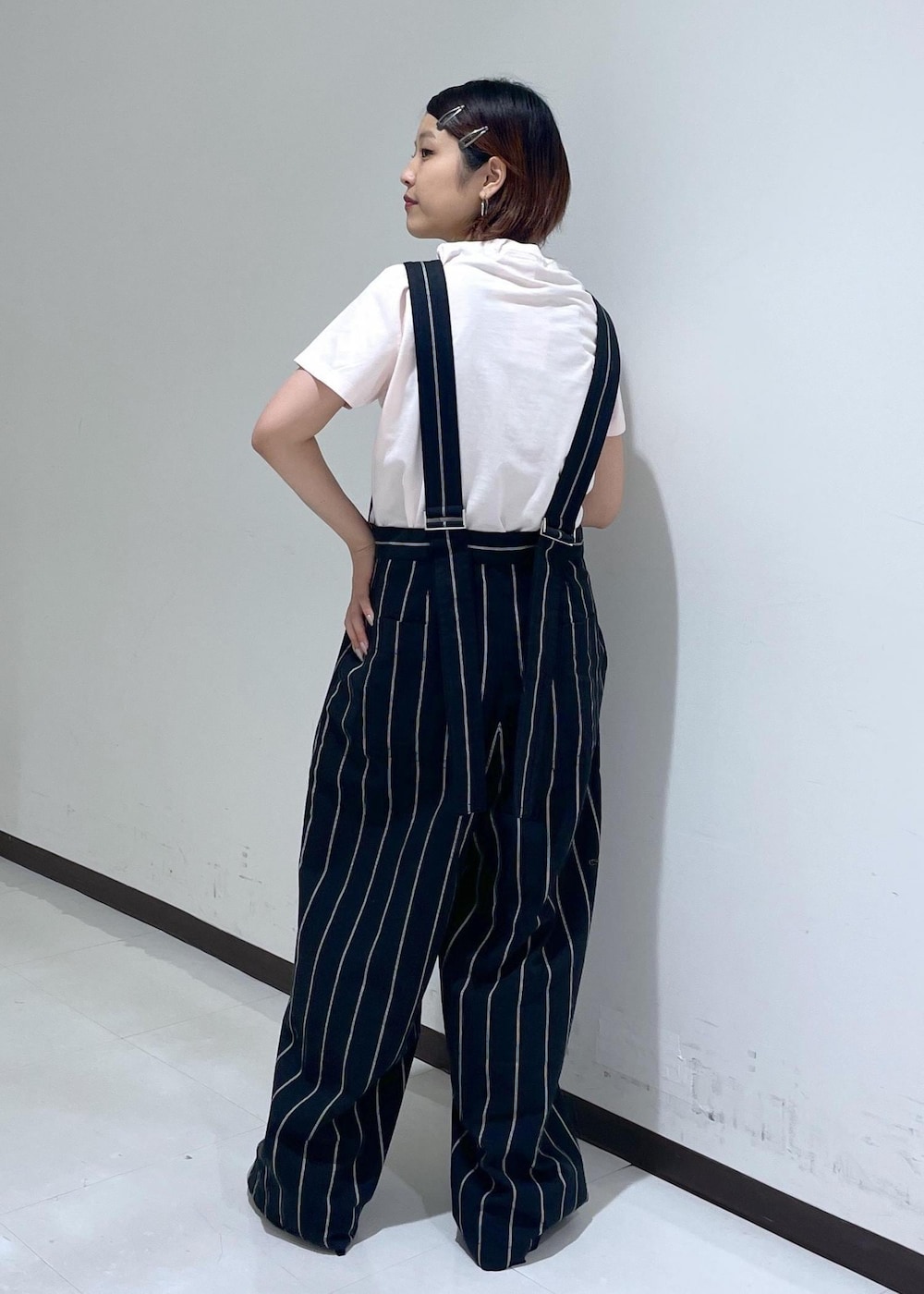 「レミリーフ、トーアンドトー、Tシャツ、半袖、ネイビー、ストライプ、オールインワン、サロペット、オーバーオール、夏だ！Tシャツ着よう！、ラクチンコーデ、オトナカジュアル、夏ファッション、休日スタイル、夏」｜「ADAM ET ROPE'の《環境配慮》フロントジップサロペット（サロペット/オーバーオール、ブラック系）」を使った、matsumuraさん（レディース・160cm）の夏コーディネートの4枚目の写真