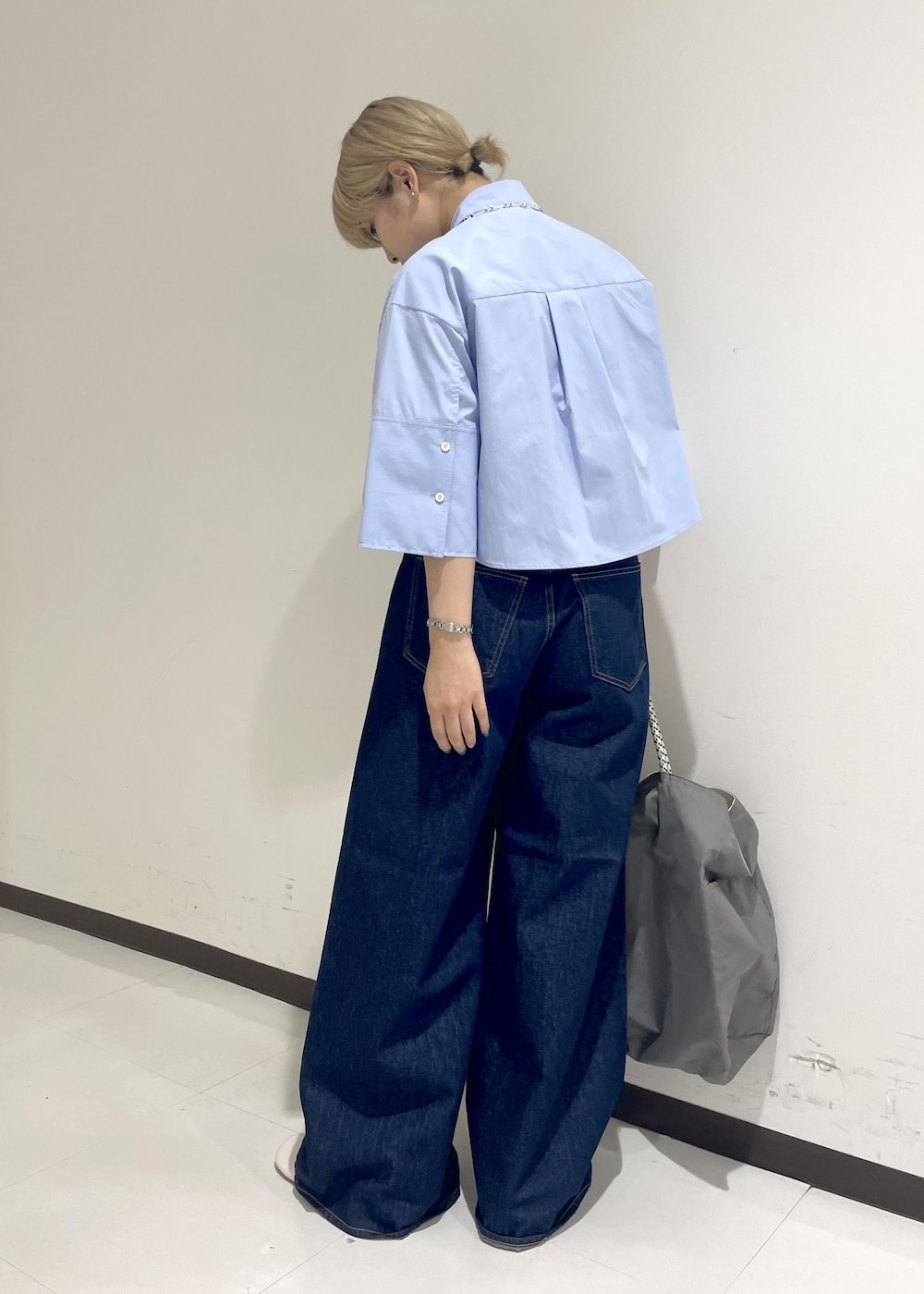 「ミュール、グレー、ハンドバッグ、トートバッグ、ブルー、シャツ、ライトブルー、五分袖、襟、ワイドスリーブ、パンツ、デニム、ネイビー、ワイド、ハイウエスト」|「NEEDBY heritageの【NEEDBY】MAISON SUPER WIDE WITH BELT(デニムパンツ、ブルー系)」を使った、matsumuraさん(レディース・159cm)の夏コーディネートの2枚目の写真