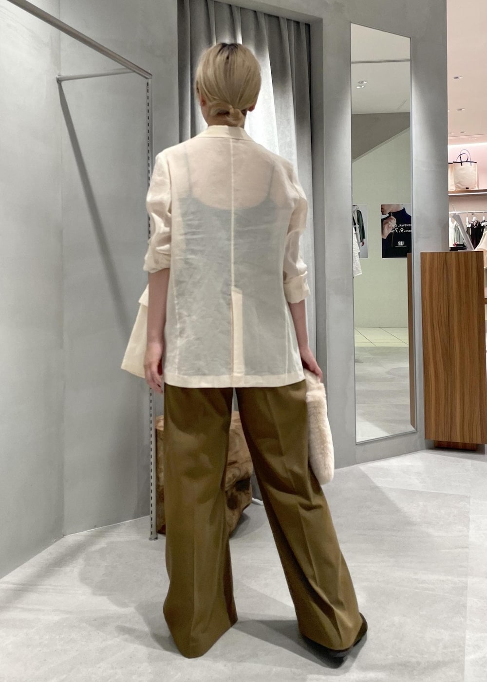 「ベロア、acoc、ファーバッグ、シアージャケット、ブラウン、ハンドバッグ、ジャケット、シアー、パンツ、ADAM ET ROPÉ、FEMME、SDGs、サステナブル、骨格ウェーブ、骨格ナチュラル」|「ADAM ET ROPE'の【ACOC】Soft Fur Tote Bag(トートバッグ、ベージュ系)」を使った、matsumuraさん(レディース・159cm)の夏コーディネートの3枚目の写真