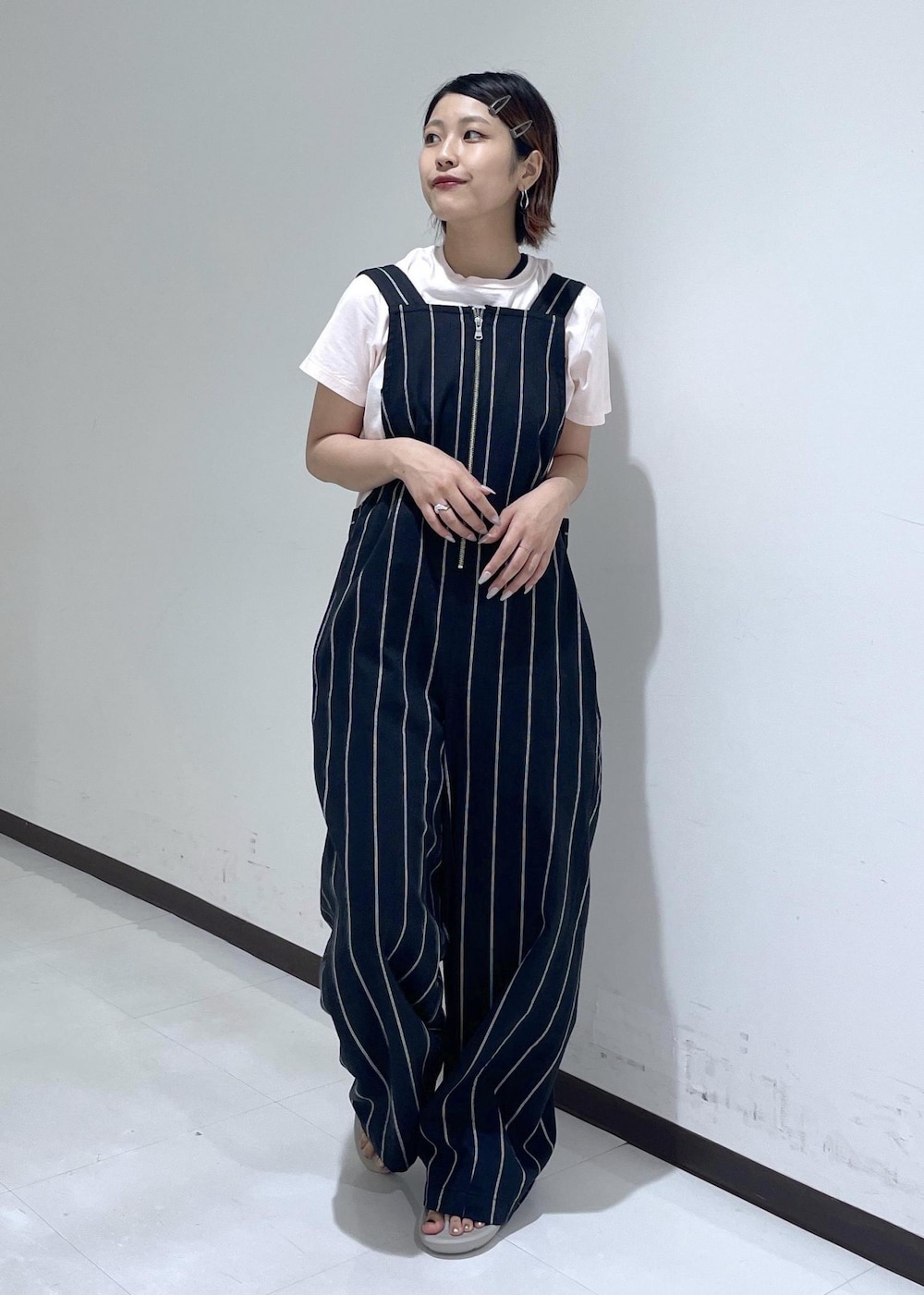 「レミリーフ、トーアンドトー、Tシャツ、半袖、ネイビー、ストライプ、オールインワン、サロペット、オーバーオール、夏だ！Tシャツ着よう！、ラクチンコーデ、オトナカジュアル、夏ファッション、休日スタイル、夏」｜「ADAM ET ROPE'の《環境配慮》フロントジップサロペット（サロペット/オーバーオール、ブラック系）」を使った、matsumuraさん（レディース・160cm）の夏コーディネートの2枚目の写真