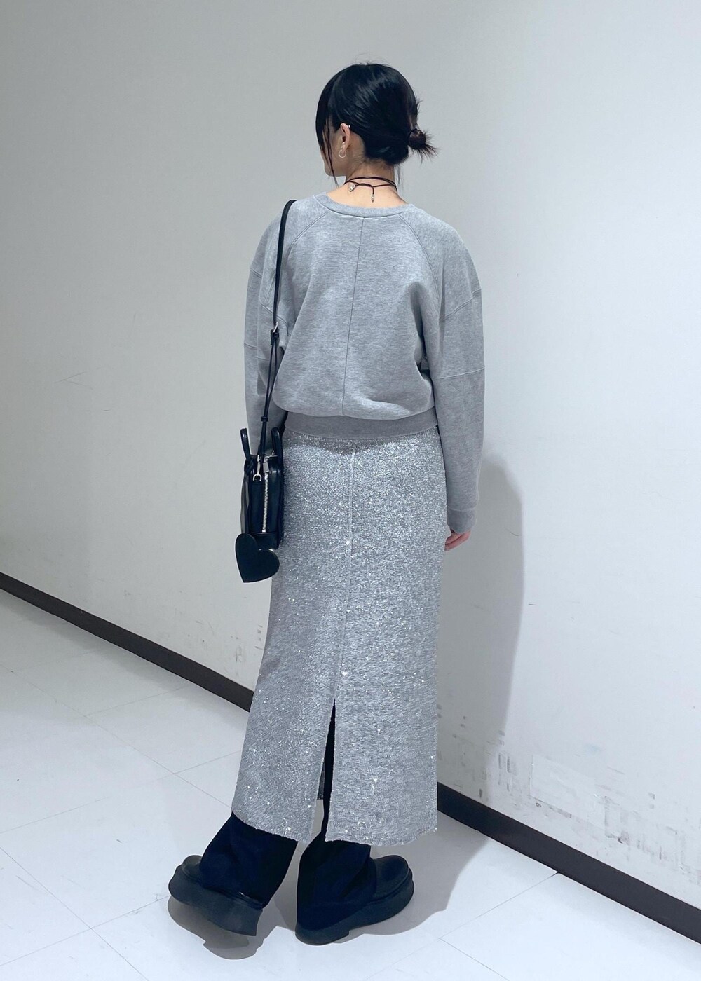 ブラック系のサンダル、ブラック系のスラックス、グレー系のスカートを着用したレディースの冬コーディネートの4枚目の写真