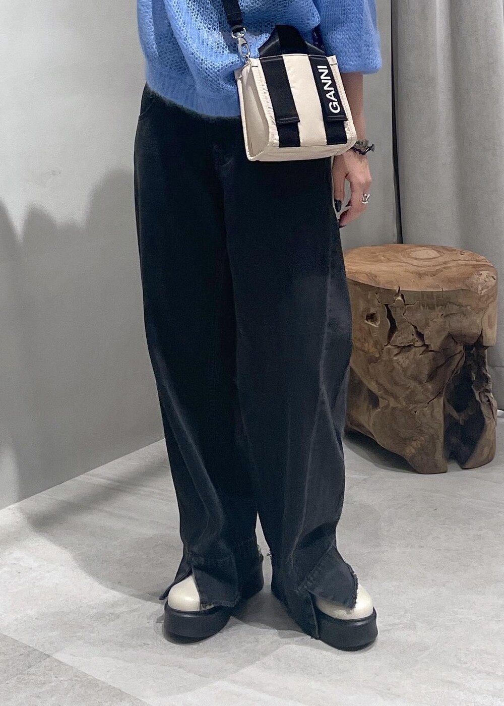 ベージュ系のトートバッグ、ベージュ系のサンダル、ブルー系のニット/セーターを着用したレディースの夏コーディネートの6枚目の写真