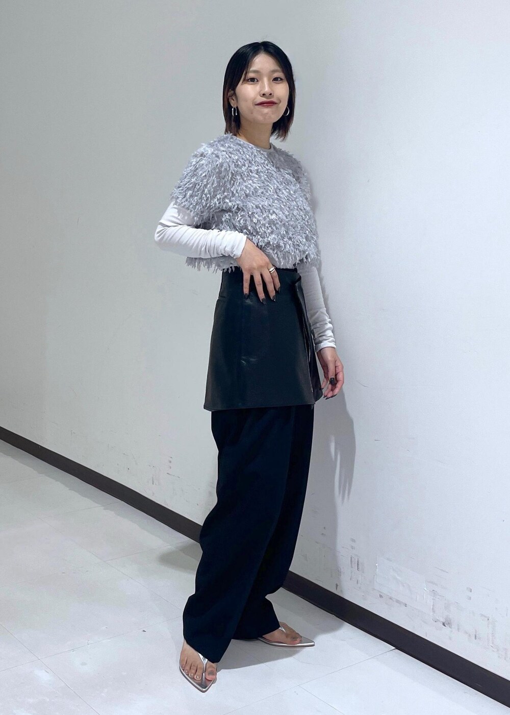 シルバー系のサンダル、グレー系のTシャツ/カットソー、ブラック系のスカートを着用したレディースの夏コーディネートの6枚目の写真