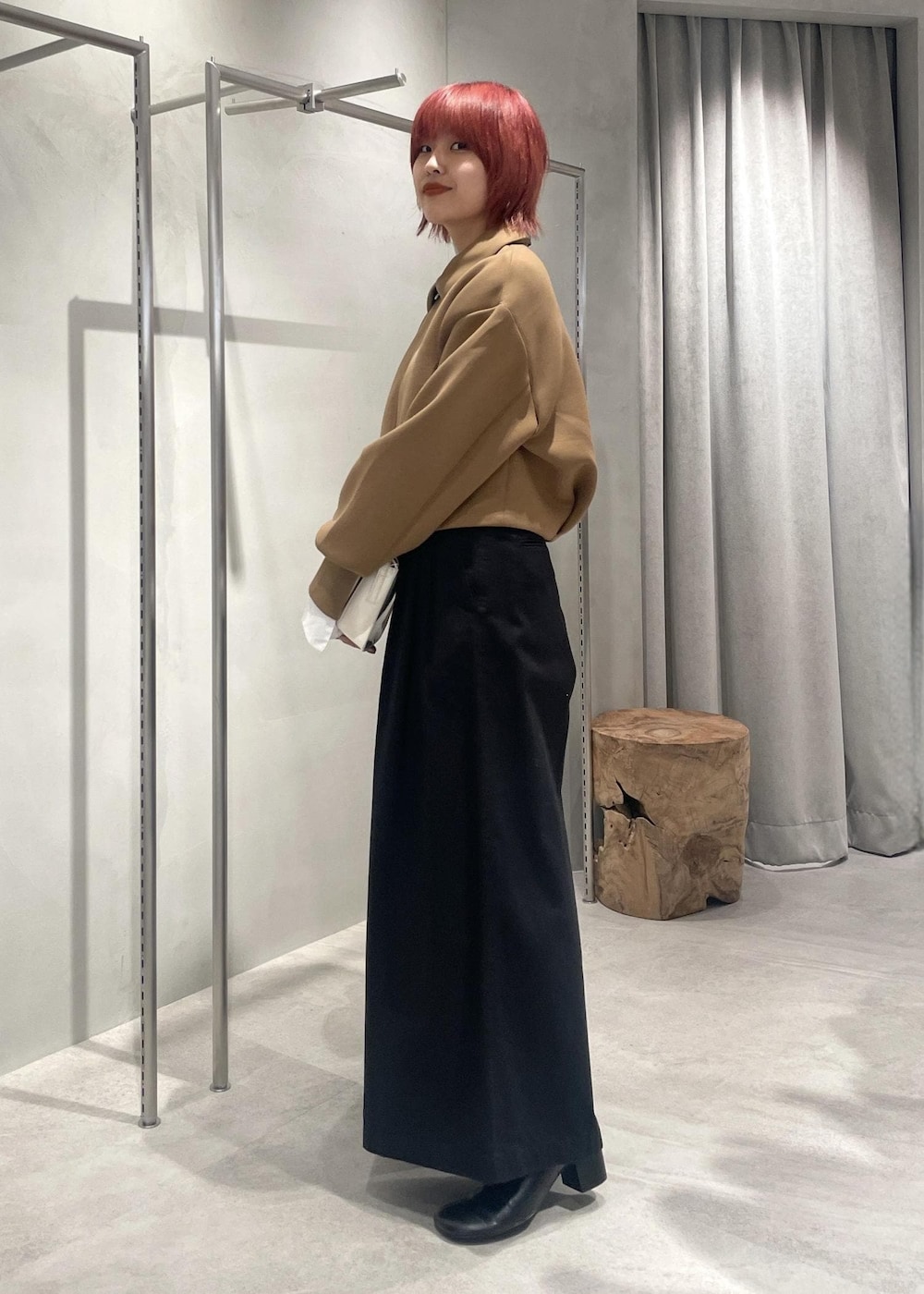 ブラック系のその他シューズ、ホワイト系のショルダーバッグ、ブラック系のチノパンツを着用したレディースの秋コーディネートの2枚目の写真