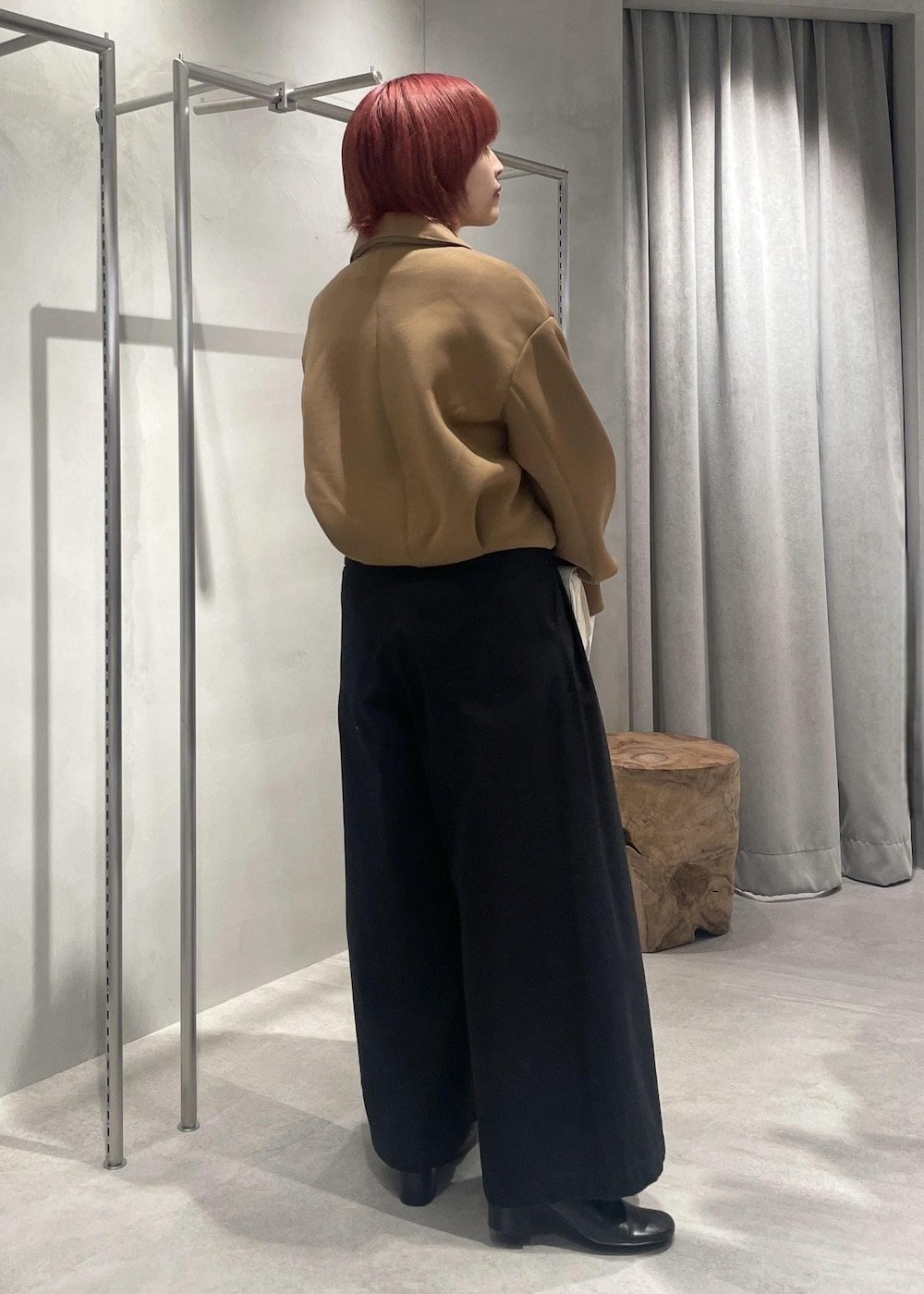 ブラック系のその他シューズ、ホワイト系のショルダーバッグ、ブラック系のチノパンツを着用したレディースの秋コーディネートの3枚目の写真