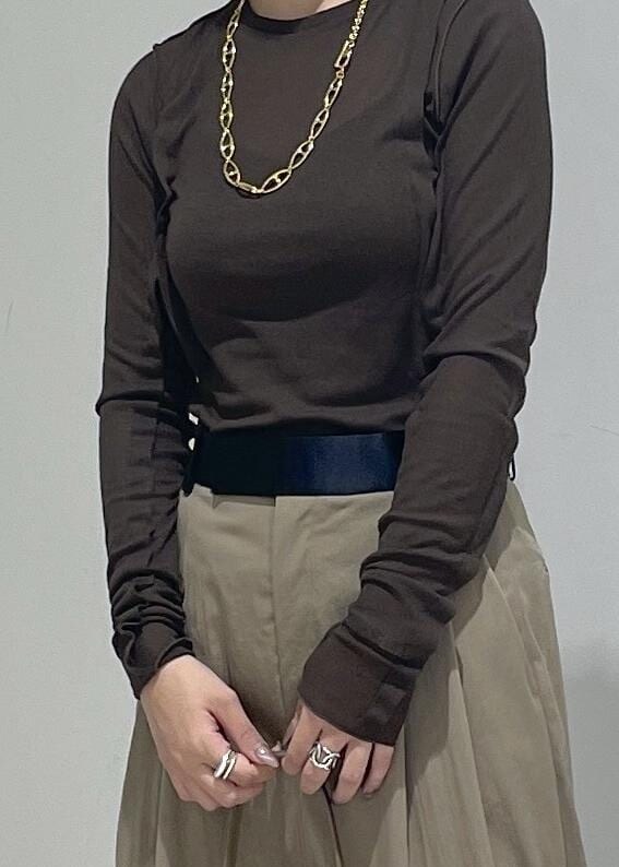 グリーン系のスラックス、ブラック系のサンダル、ブラウン系のTシャツ/カットソーを着用したレディースの秋コーディネートの5枚目の写真