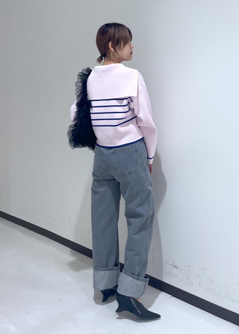 「セーラーカラー、グレーデニム、ミュール、24SS、ピンク、ボーダー、デニム、ハイウエスト、ロールアップ、ポインテッドトゥ、AOMENTO、大人カジュアル、きれいめカジュアル、カジュアルコーデ、カラーコーデ」｜「ADAM ET ROPE'のフォルムウェッジミュール（その他シューズ、ブラック系）」を使った、matsumuraさん（レディース・160cm）の冬コーディネートの3枚目の写真