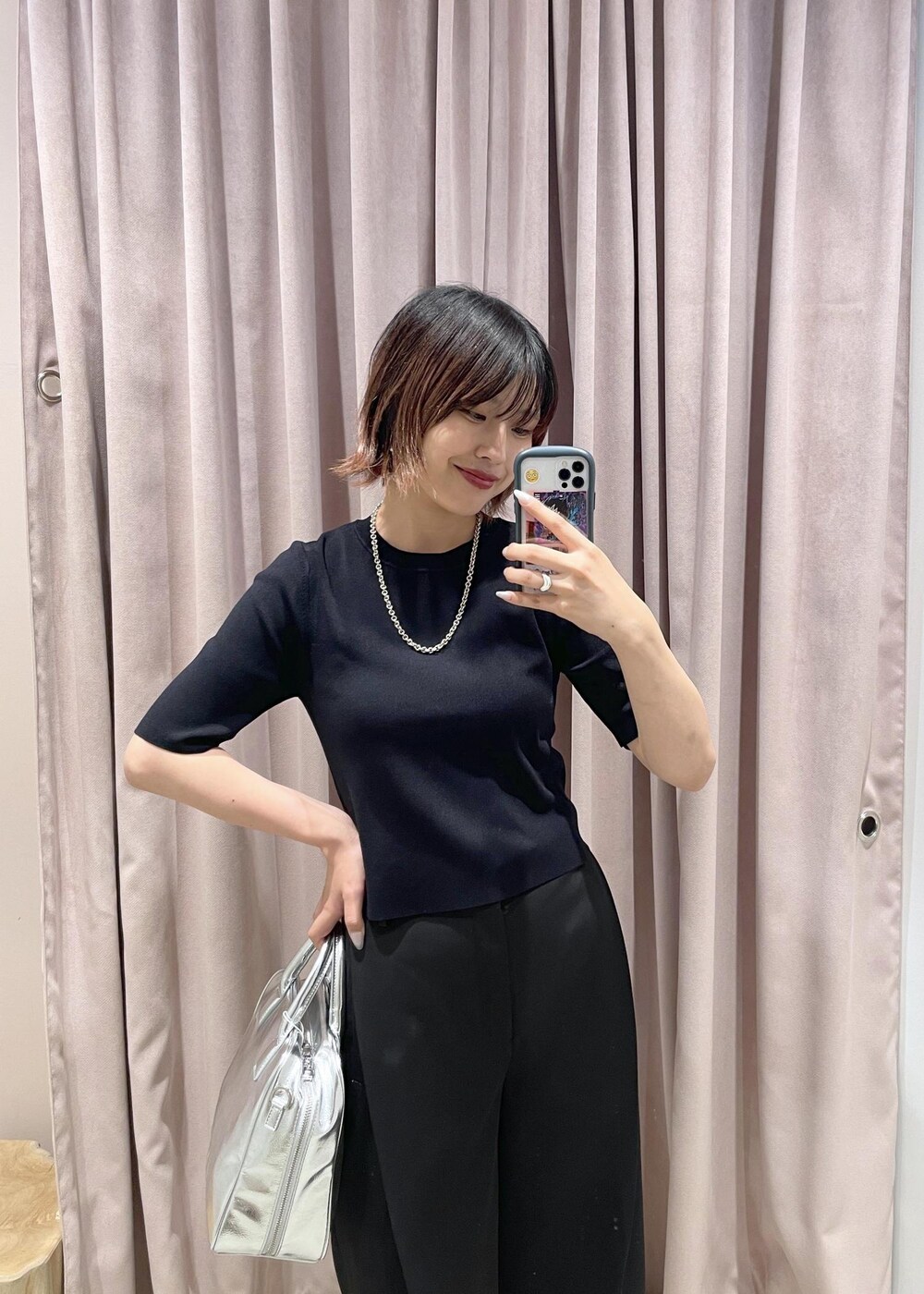 ブラック系のローファー、シルバー系のボストンバッグ、ブラック系のその他パンツを着用したレディースの夏コーディネートの4枚目の写真