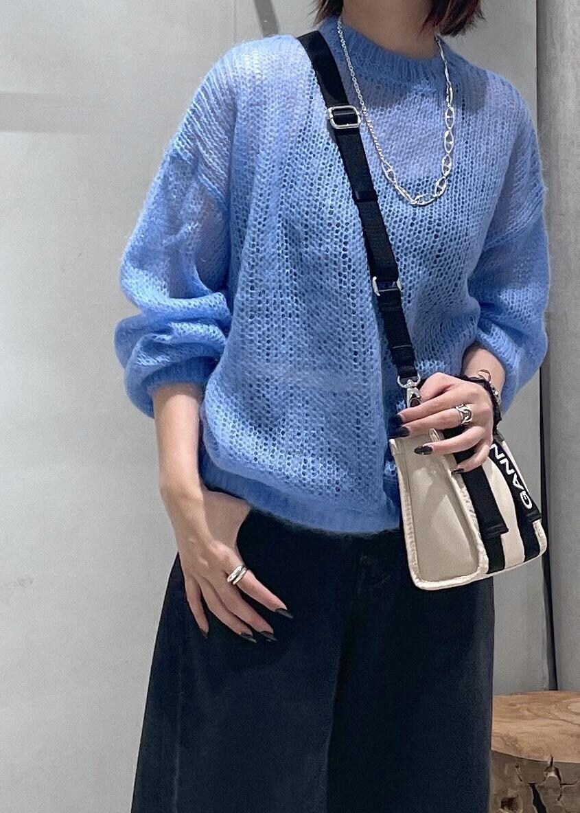 ベージュ系のトートバッグ、ベージュ系のサンダル、ブルー系のニット/セーターを着用したレディースの夏コーディネートの5枚目の写真