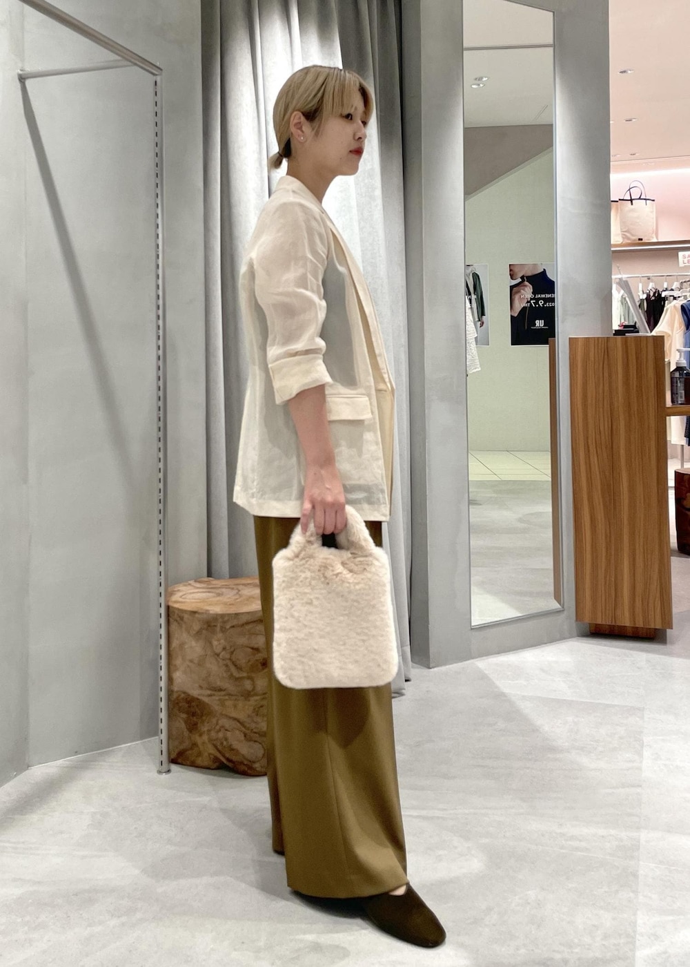 「ベロア、acoc、ファーバッグ、シアージャケット、ブラウン、ハンドバッグ、ジャケット、シアー、パンツ、ADAM ET ROPÉ、FEMME、SDGs、サステナブル、骨格ウェーブ、骨格ナチュラル」|「ADAM ET ROPE'の【ACOC】Soft Fur Tote Bag(トートバッグ、ベージュ系)」を使った、matsumuraさん(レディース・159cm)の夏コーディネートの4枚目の写真