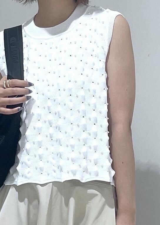 ベージュ系のスカート、ホワイト系のニット/セーター、ブルー系のキャップを着用したレディースの夏コーディネートの6枚目の写真