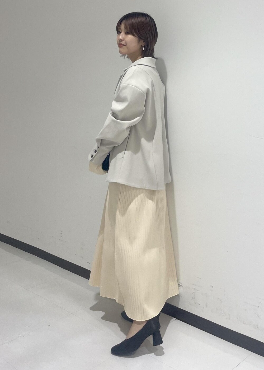 ブラック系のパンプス、シルバー系のチョーカーを着用したレディースの冬コーディネートの3枚目の写真