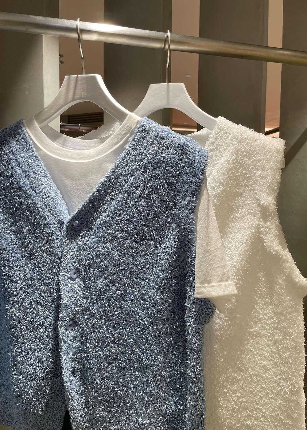 「ワントーン、ベスト、ブルー、パンツ、デニム、ワイド、ADAM ET ROPÉ、パンツスタイル、春夏コーデ、大人かわいい、パンツコーデ、HEALTHY DENIM、シンプルコーデ、ワイドデニム、大人カジュアル」|「Healthy denimの【Healthy Denim for ADAM ET ROPE'】別注 Daisy(デニムパンツ、ブルー系)」を使った、matsumuraさん(レディース・160cm)の夏コーディネートの3枚目の写真