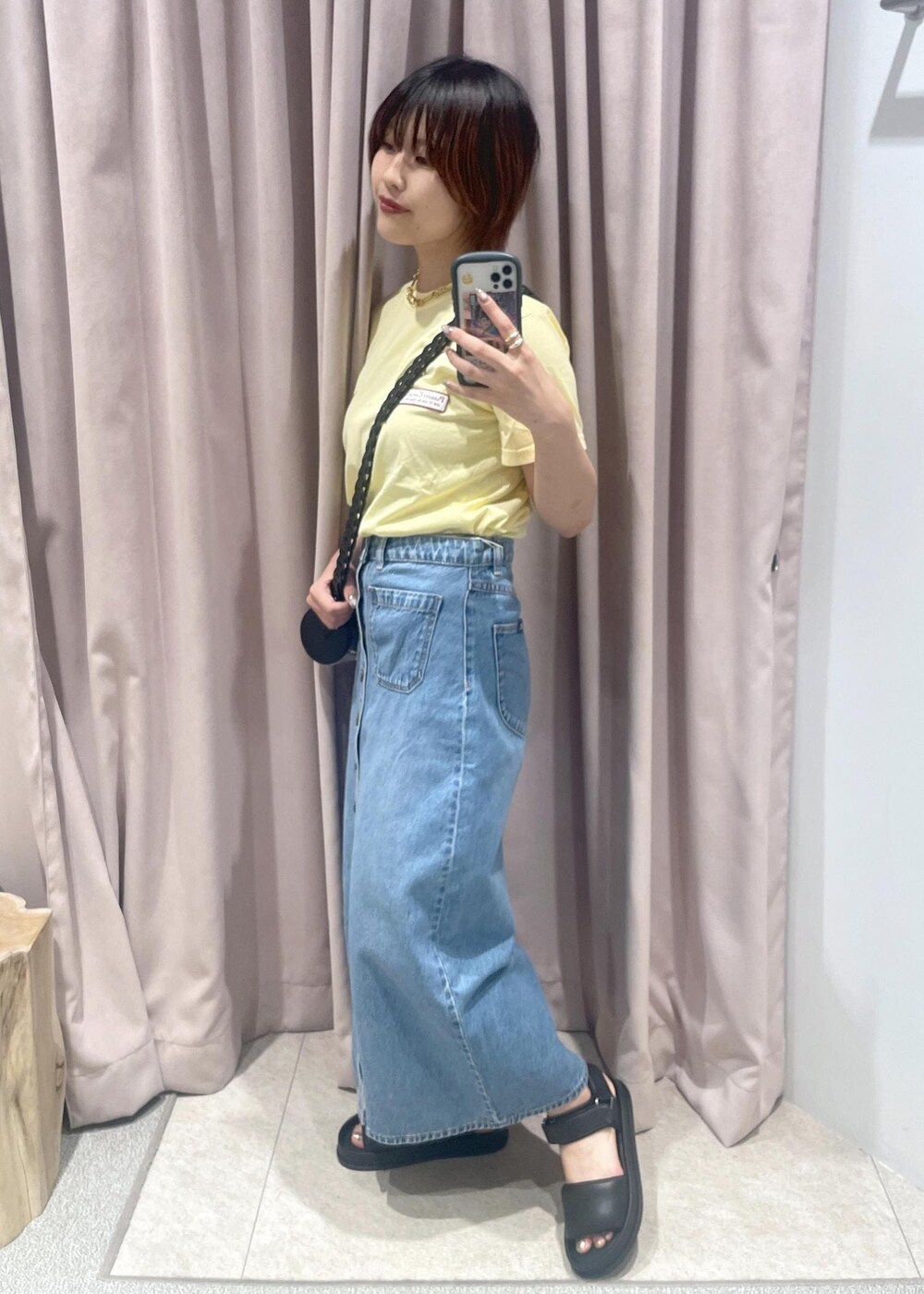 「クリアバッグ、ネックレス、デニムスカート、ローラス、パロットキャンバス、24SS、24SS春の新作、24SS夏の新作、ショルダーバッグ、ゴールド、ショルダー、Tシャツ、半袖、クルーネック、イエロー」｜「ADAM ET ROPE'の【LES BIJOUX】MIXチェーンネックレス（ネックレス、ゴールド系）」を使った、matsumuraさん（レディース・160cm）の夏コーディネートの3枚目の写真