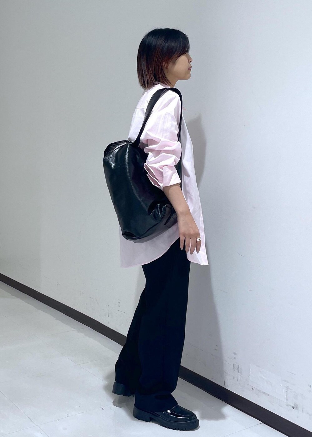 「anggae、レインローファー、オーバーサイズ、長袖、ブラック、ホワイト、ピンク、シャツ、襟、お仕事コーデ、授業参観日コーデ、デートコーデ、お出かけコーデ、旅行コーデ、女子会コーデ」|「ADAM ET ROPE'のウォータープルーフコインローファー(ローファー、ブラック系)」を使った、matsumuraさん(レディース・160cm)の夏コーディネートの6枚目の写真