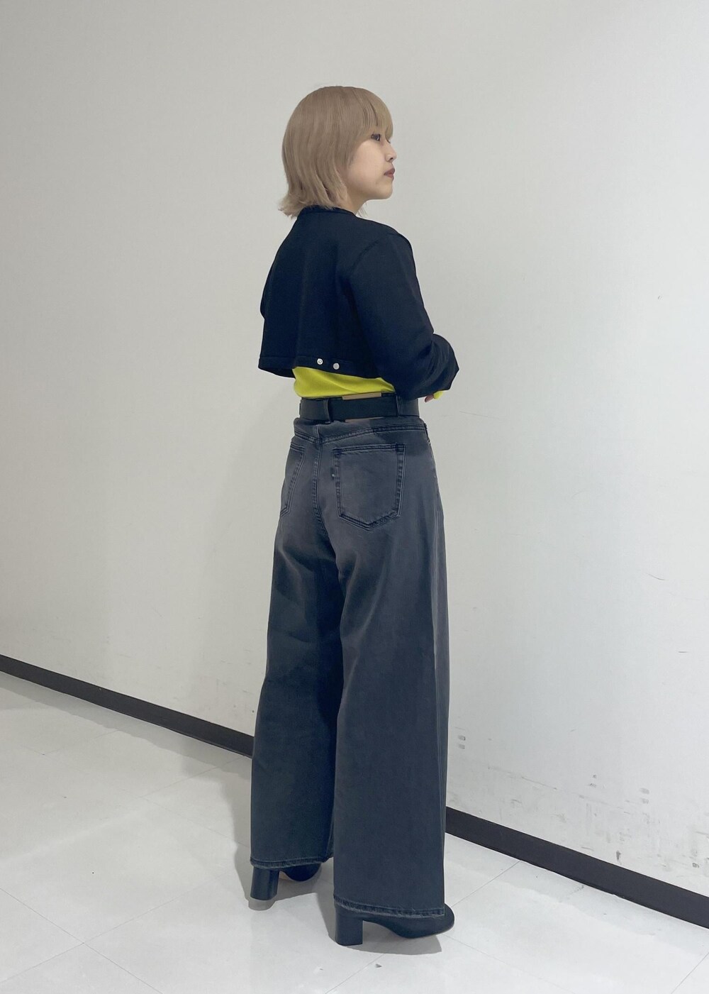 「アニエスベー、カーディガン、ワイドパンツ、ブラックデニム、パンツ、デニム、ハイウエスト、ブーツ、ADAM ET ROPÉ、秋服まるっと大公開、秋のコーデ、きれいめカジュアル、おでかけコーデ、差し色、重ね着ベストシーズン」|「ADAM ET ROPE'のアンチピリングフレアスリーブプルオーバー(ニット/セーター、イエロー系)」を使った、matsumuraさん(レディース・159cm)の秋コーディネートの4枚目の写真