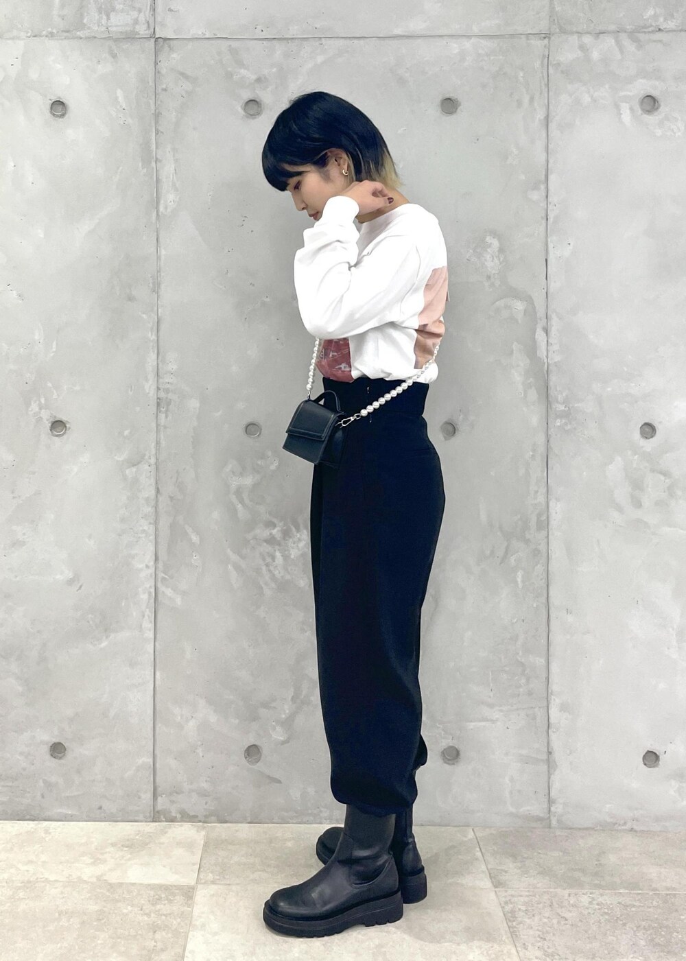 ブラック系のブーツ、ブラック系のショルダーバッグ、ブラック系のその他パンツを着用したレディースの夏コーディネートの3枚目の写真