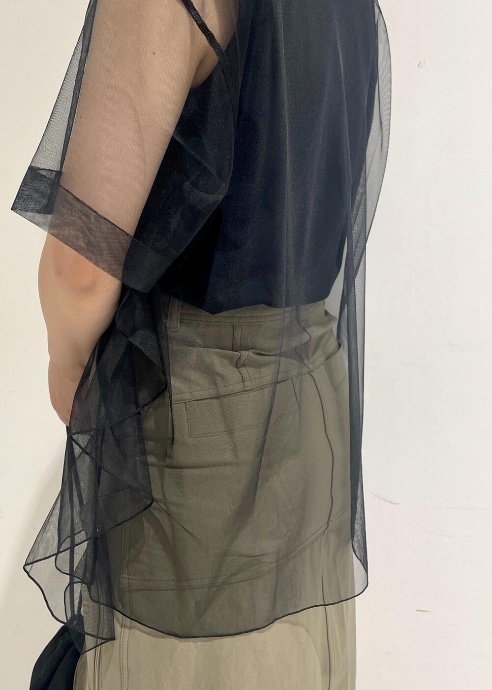 ブラック系のサンダル、ブラック系のショルダーバッグ、ベージュ系のスカートを着用したレディースの夏コーディネートの8枚目の写真