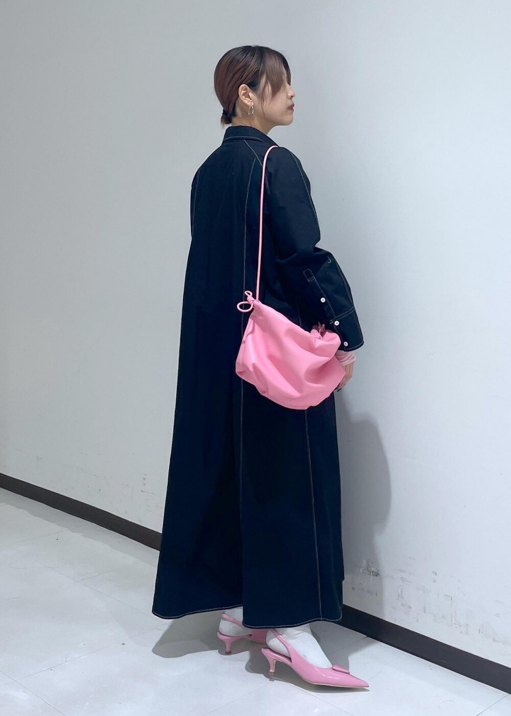 「24SS、トニービアンコ、ルミネ店限定、シャツ、シャツワンピ、ワンピース、ピンク、シアー、ブラック、ポインテッドトゥ、ミュール、ADAM ET ROPÉ、FEMME、骨格ウェーブ、骨格ナチュラル」｜「ADAM ET ROPE'の【逸品】シアーロンＴ（Tシャツ/カットソー、ピンク系）」を使った、matsumuraさん（レディース・160cm）の冬コーディネートの5枚目の写真