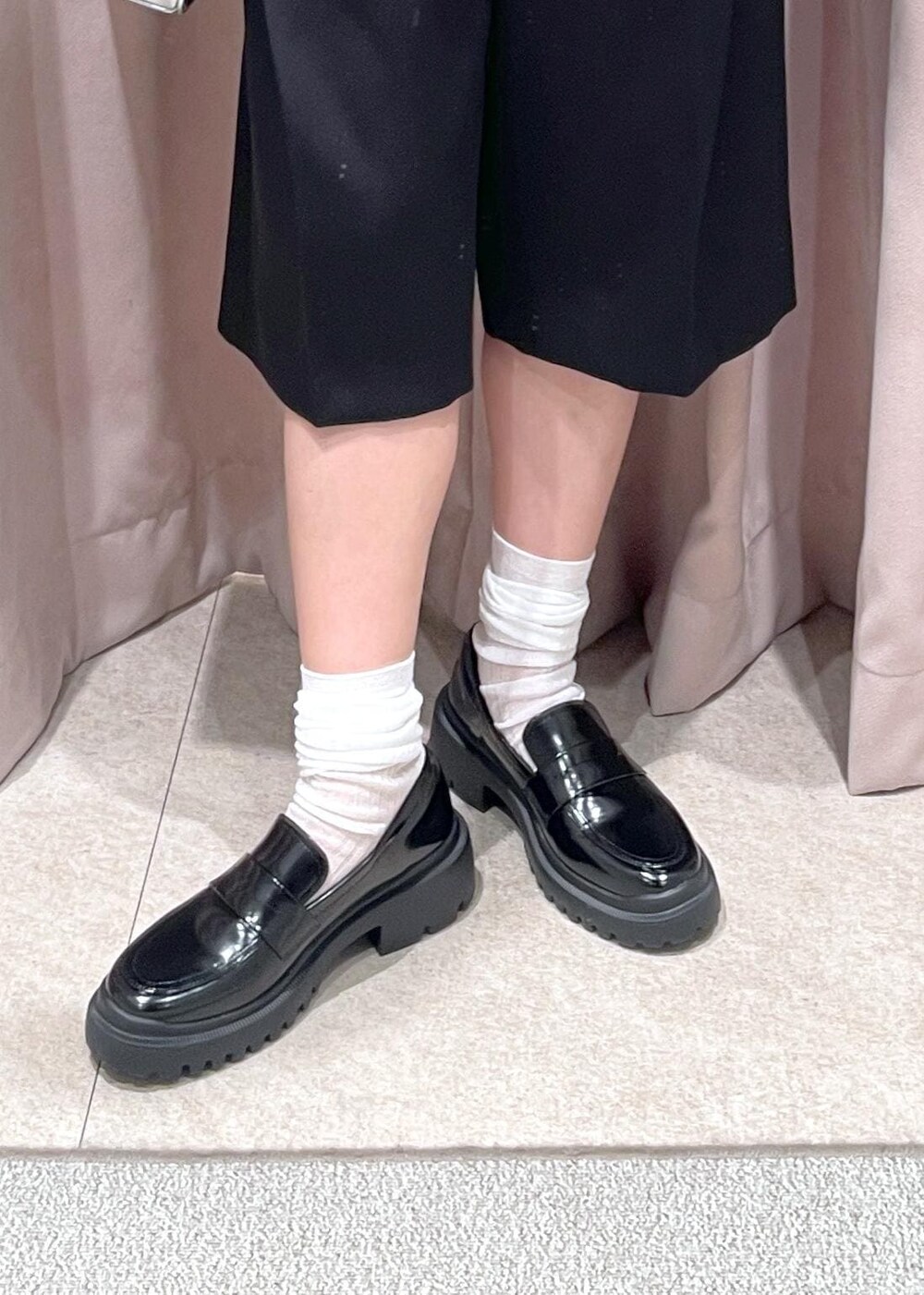 ブラック系のローファー、シルバー系のボストンバッグ、ブラック系のその他パンツを着用したレディースの夏コーディネートの5枚目の写真