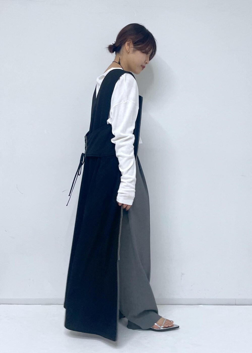 シルバー系のサンダル、ブラック系のワンピース、ホワイト系のTシャツ/カットソーを着用したレディースの春コーディネートの5枚目の写真