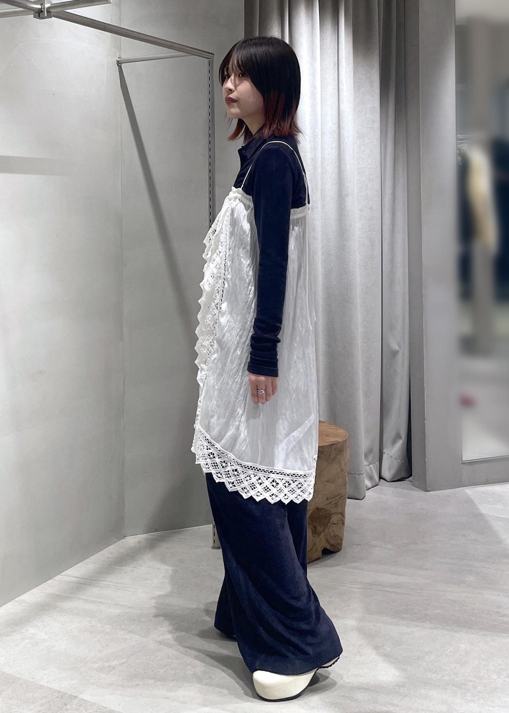 ブルー系のTシャツ/カットソー、ホワイト系のサンダル、ホワイト系のスカートを着用したレディースの春コーディネートの5枚目の写真