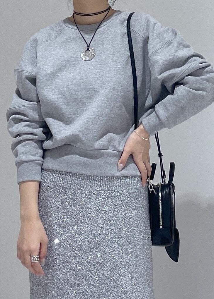 ブラック系のサンダル、ブラック系のスラックス、グレー系のスカートを着用したレディースの冬コーディネートの7枚目の写真