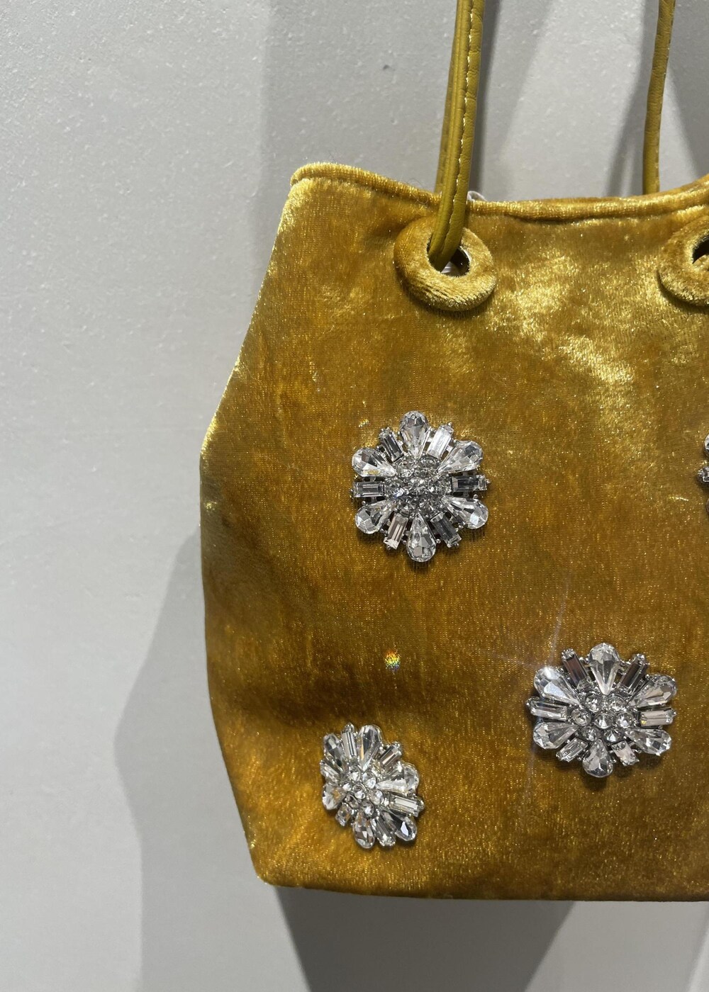 ブラック系のブーツ、グリーン系のニット/セーター、イエロー系のハンドバッグを着用したレディースの秋コーディネートの7枚目の写真