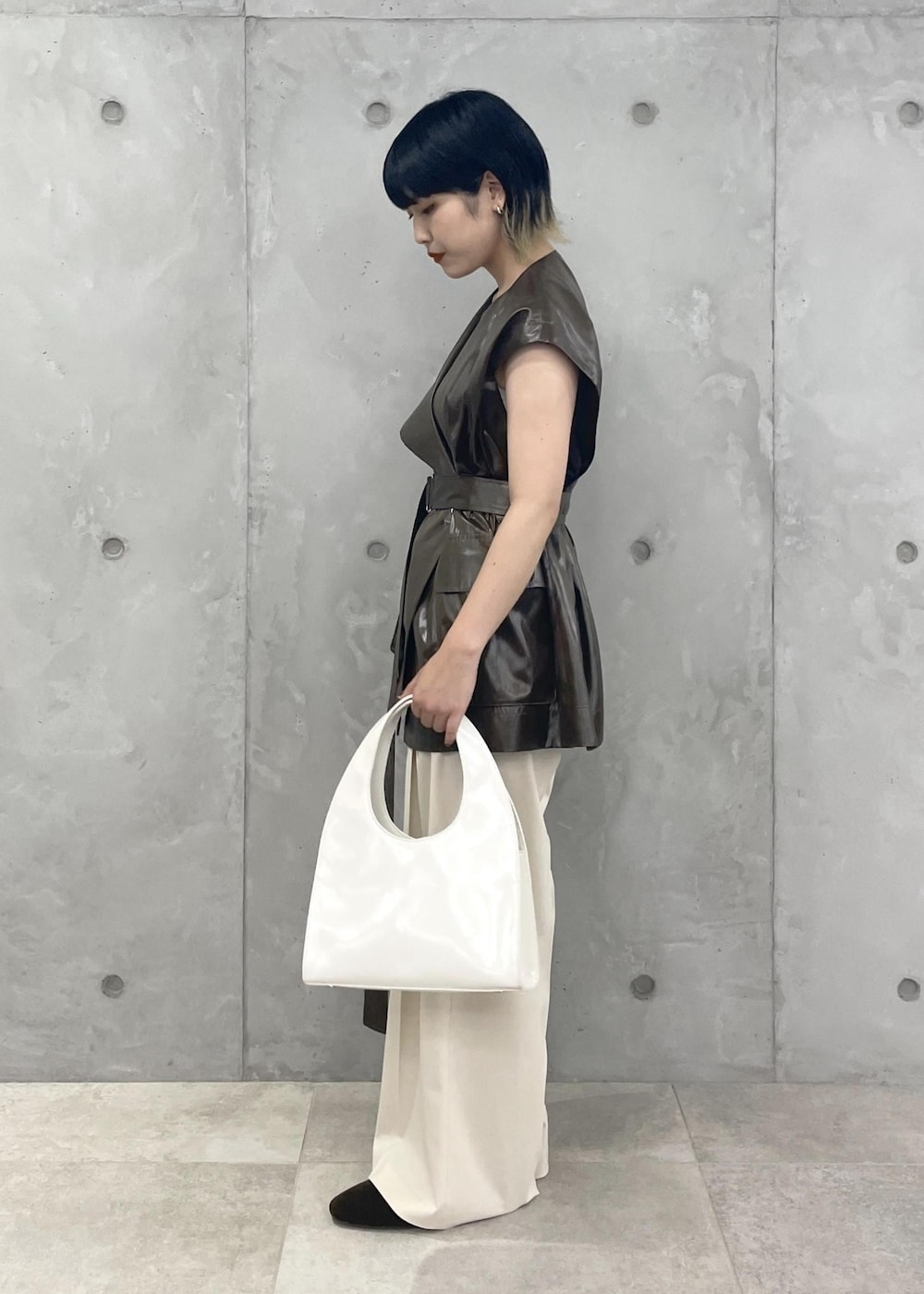 「ブラウン、レザー、ベロア、パンツ、パンプス、ベルト付き、ウエストマーク、ベージュ、ADAM ET ROPÉ、FEMME、HOMME、SDGs、サステナブル、骨格ウェーブ、骨格ナチュラル」｜「ADAM ET ROPE'のベルベットフラット（パンプス、グリーン系）」を使った、matsumuraさん（レディース・159cm）の夏コーディネートの4枚目の写真