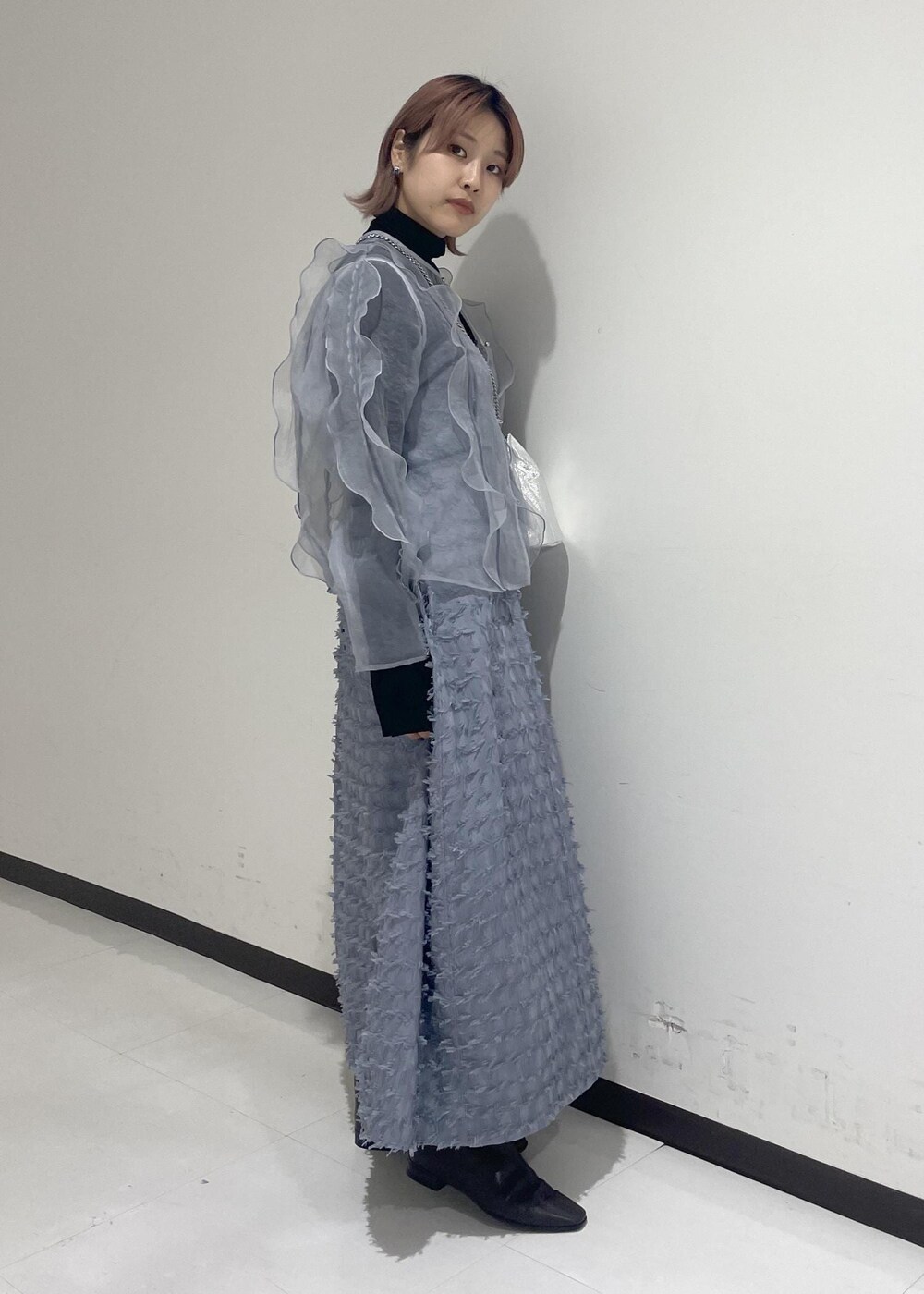 ブラウン系のブーツ、ブラック系のニット/セーター、ブラック系のネックレスを着用したレディースの冬コーディネートの4枚目の写真