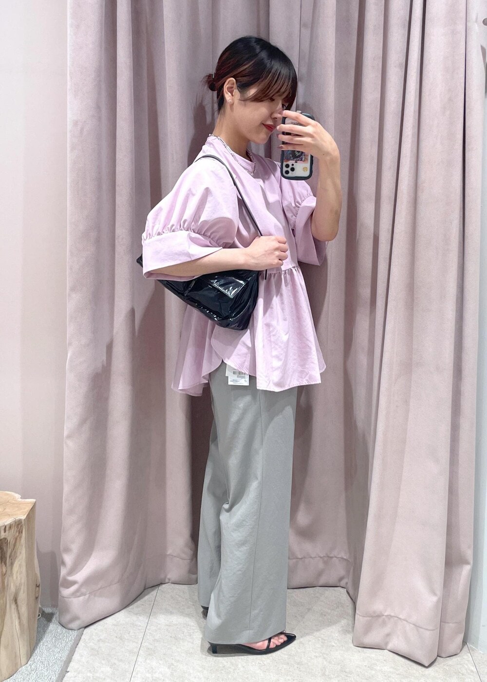 「シルバー、ミュール、ピンク、ペプラム、パンツ、グレー、春夏コーデ、パンツコーデ、着回しコーデ、春服、大人カジュアル、オトナカワイイ、通勤コーデ、ラクチンコーデ、大人女子」|「ADAM ET ROPE'の【サステナブル】ナロークロスストラップサンダル(サンダル、シルバー系)」を使った、matsumuraさん(レディース・160cm)の春コーディネートの3枚目の写真