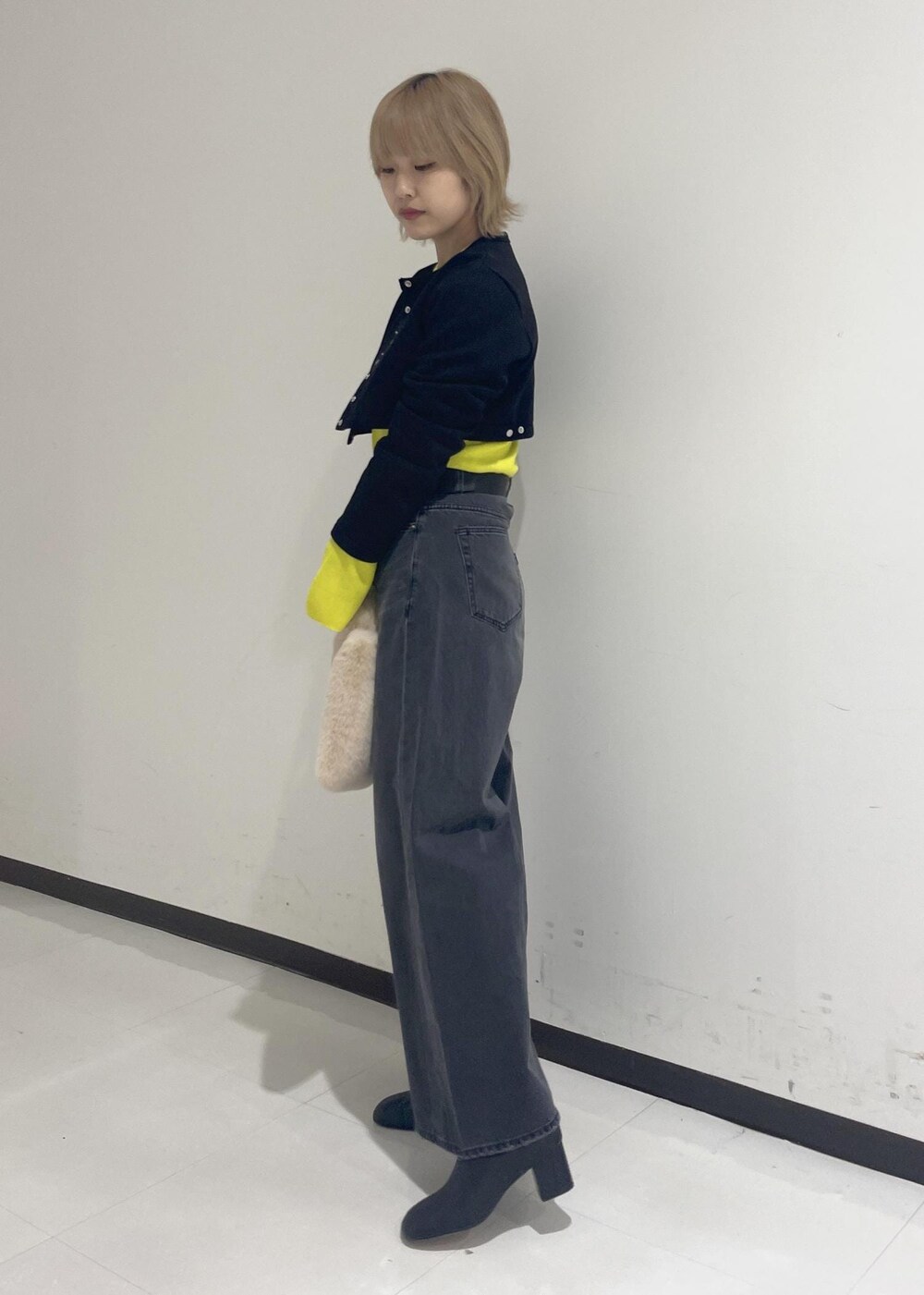 「アニエスベー、カーディガン、ワイドパンツ、ブラックデニム、パンツ、デニム、ハイウエスト、ブーツ、ADAM ET ROPÉ、秋服まるっと大公開、秋のコーデ、きれいめカジュアル、おでかけコーデ、差し色、重ね着ベストシーズン」|「ADAM ET ROPE'のアンチピリングフレアスリーブプルオーバー(ニット/セーター、イエロー系)」を使った、matsumuraさん(レディース・159cm)の秋コーディネートの2枚目の写真