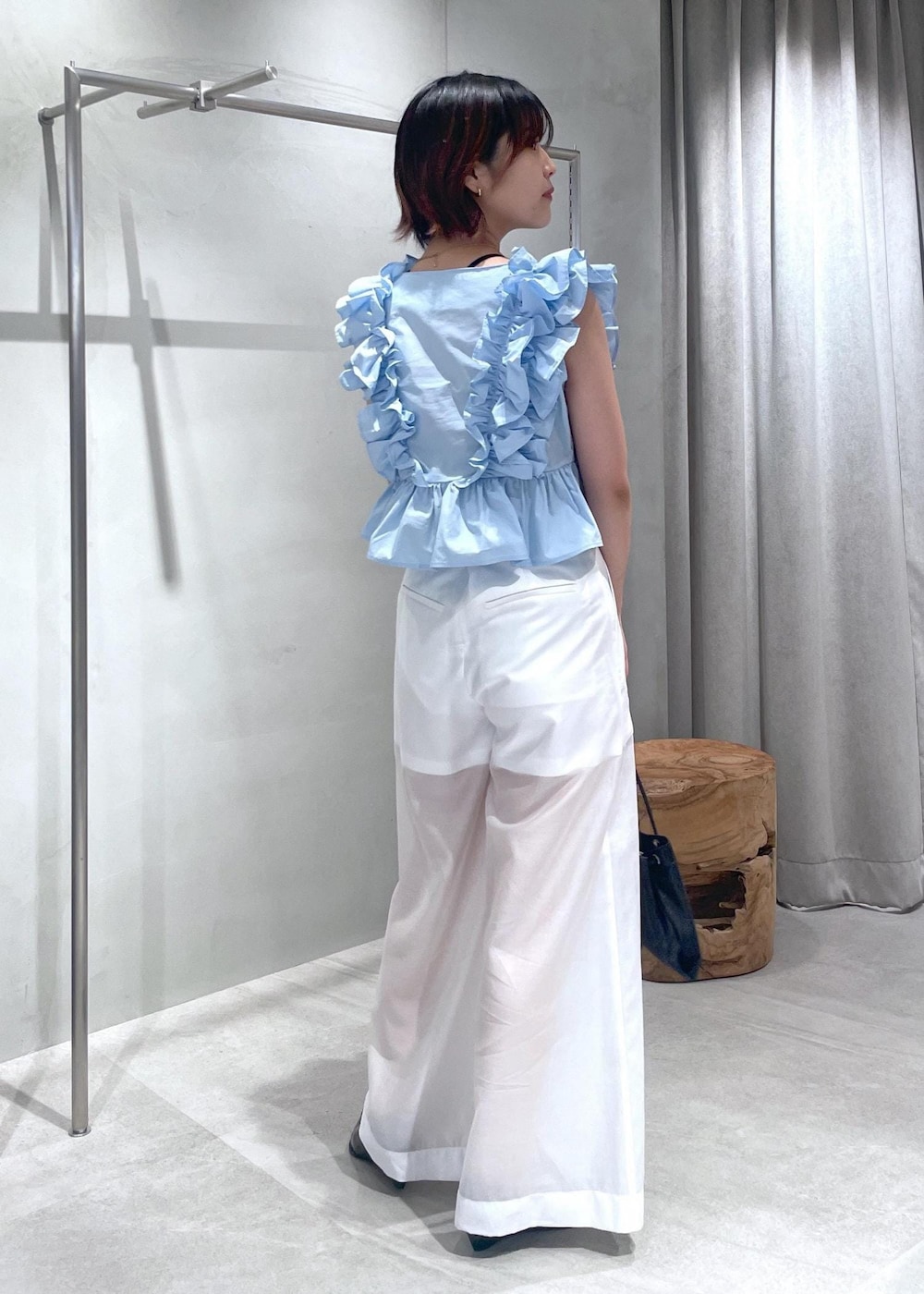 ブラック系のパンプス、ホワイト系のその他パンツ、ブルー系のシャツ/ブラウスを着用したレディースの夏コーディネートの3枚目の写真