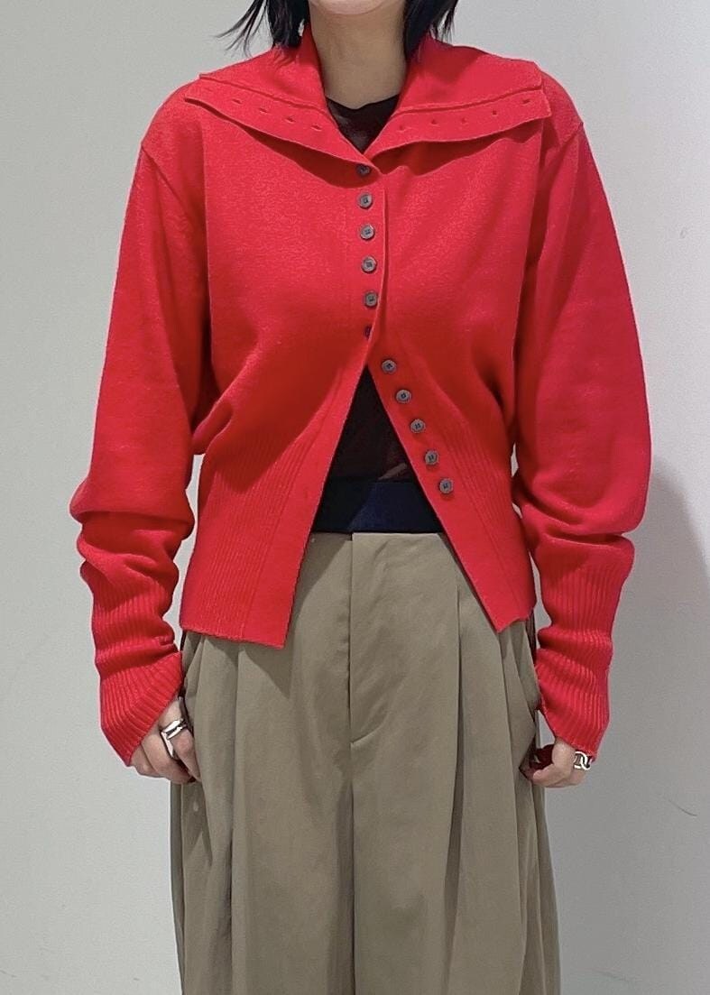 グリーン系のスラックス、ブラック系のサンダル、ブラウン系のTシャツ/カットソーを着用したレディースの秋コーディネートの6枚目の写真