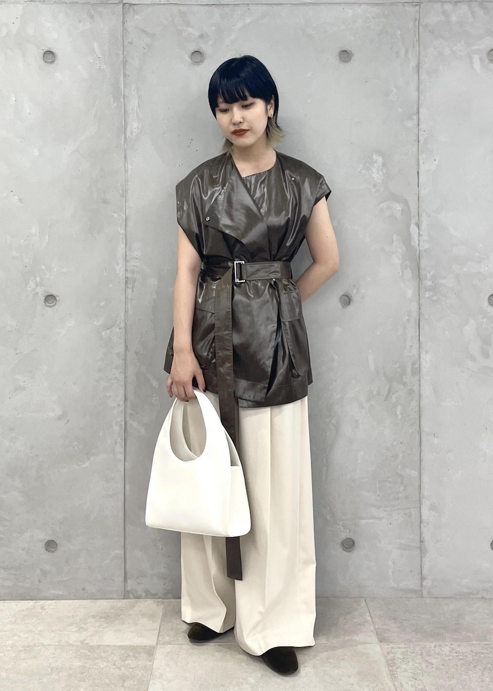 「ブラウン、レザー、ベロア、パンツ、パンプス、ベルト付き、ウエストマーク、ベージュ、ADAM ET ROPÉ、FEMME、HOMME、SDGs、サステナブル、骨格ウェーブ、骨格ナチュラル」｜「ADAM ET ROPE'のベルベットフラット（パンプス、グリーン系）」を使った、matsumuraさん（レディース・159cm）の夏コーディネートの2枚目の写真